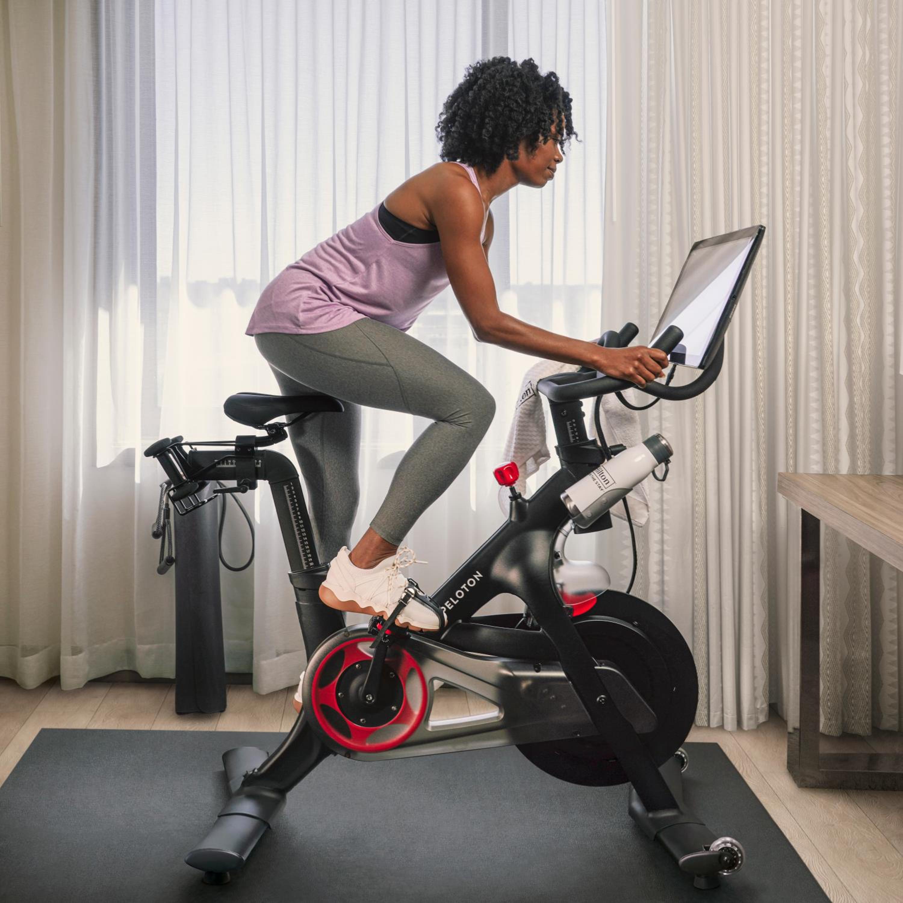 Corner King Room with City View and Peloton