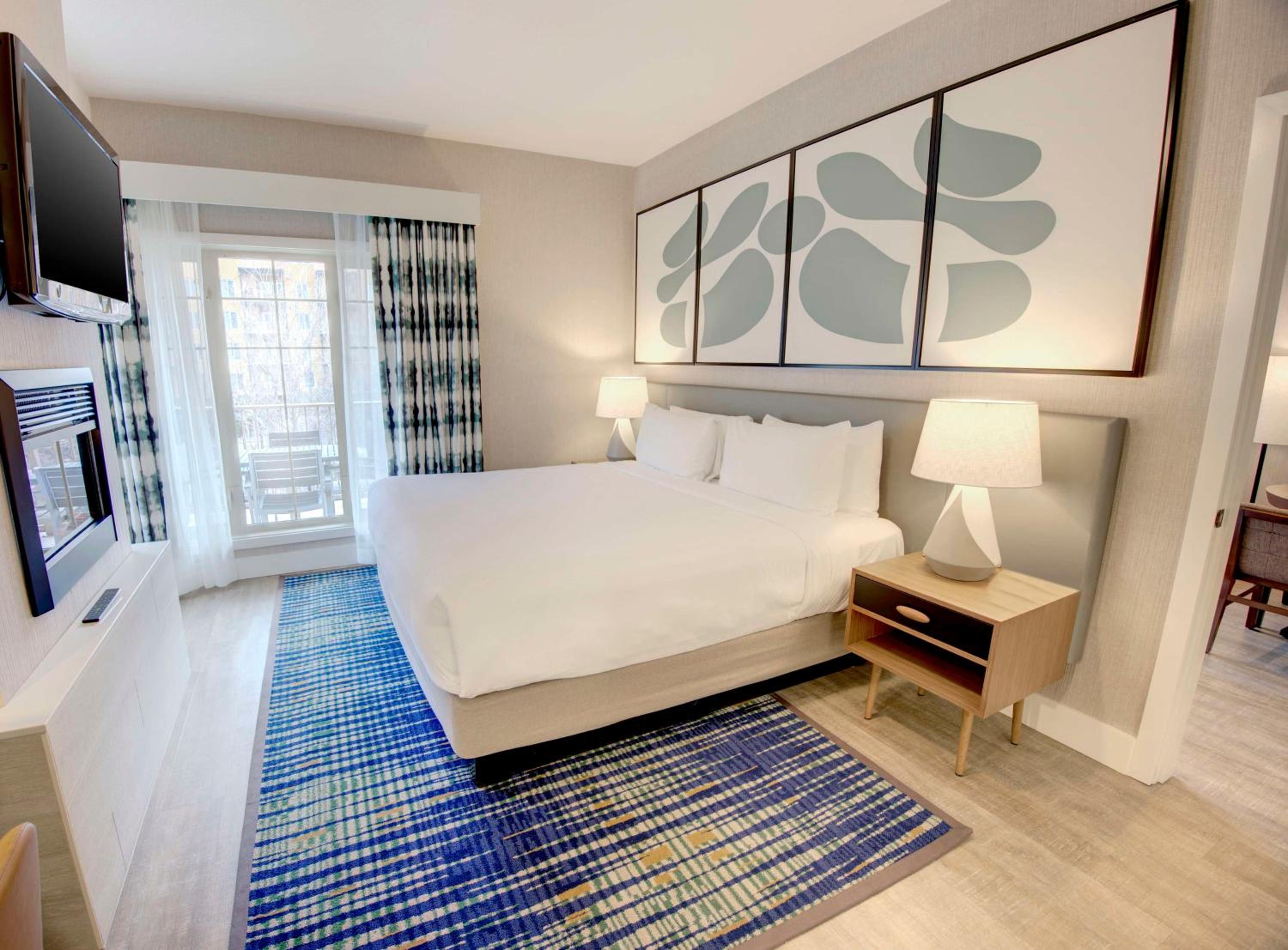 One-Bedroom Apartment with King Bed and Lake View