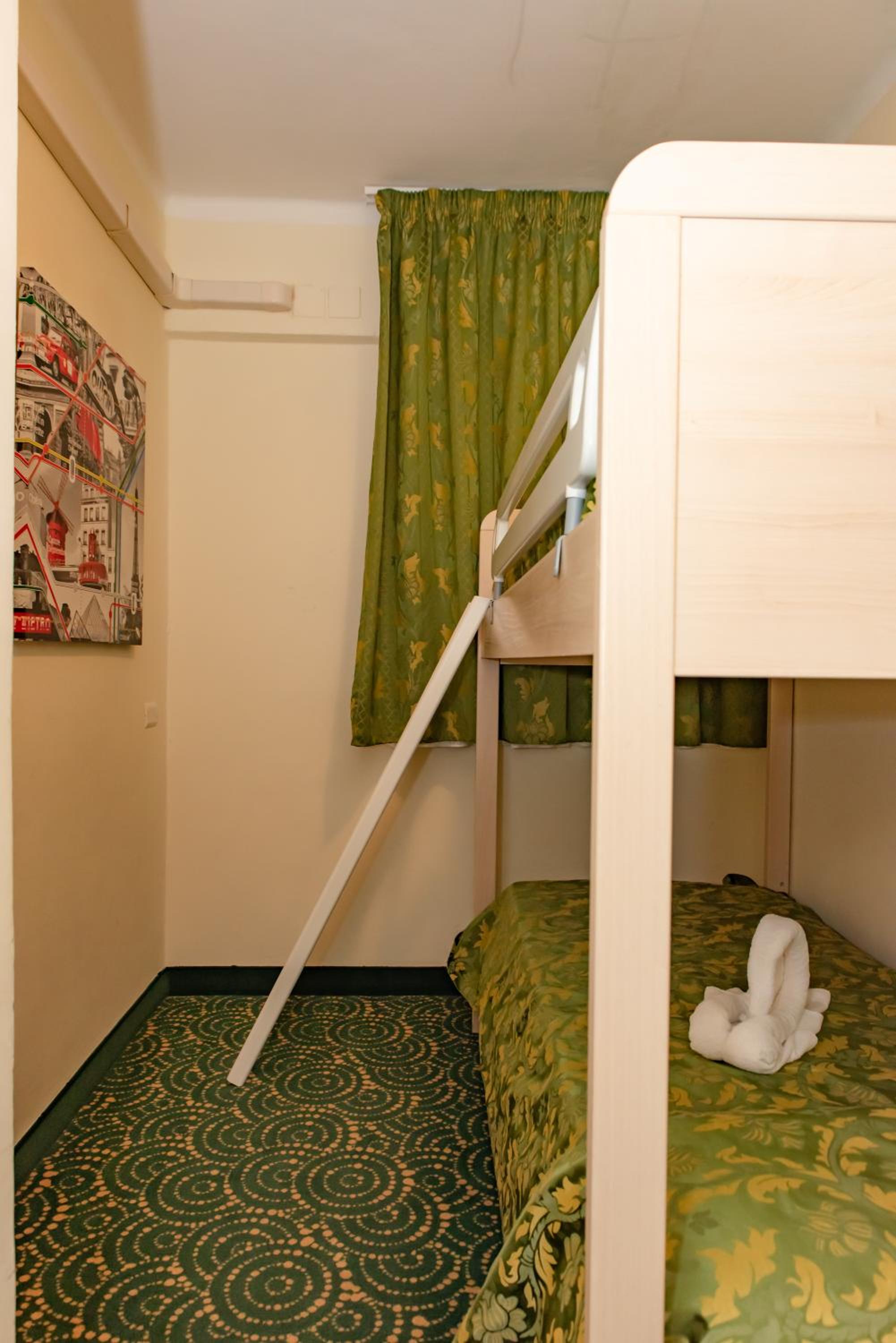 Family Room (2 Adults + 2 Children)