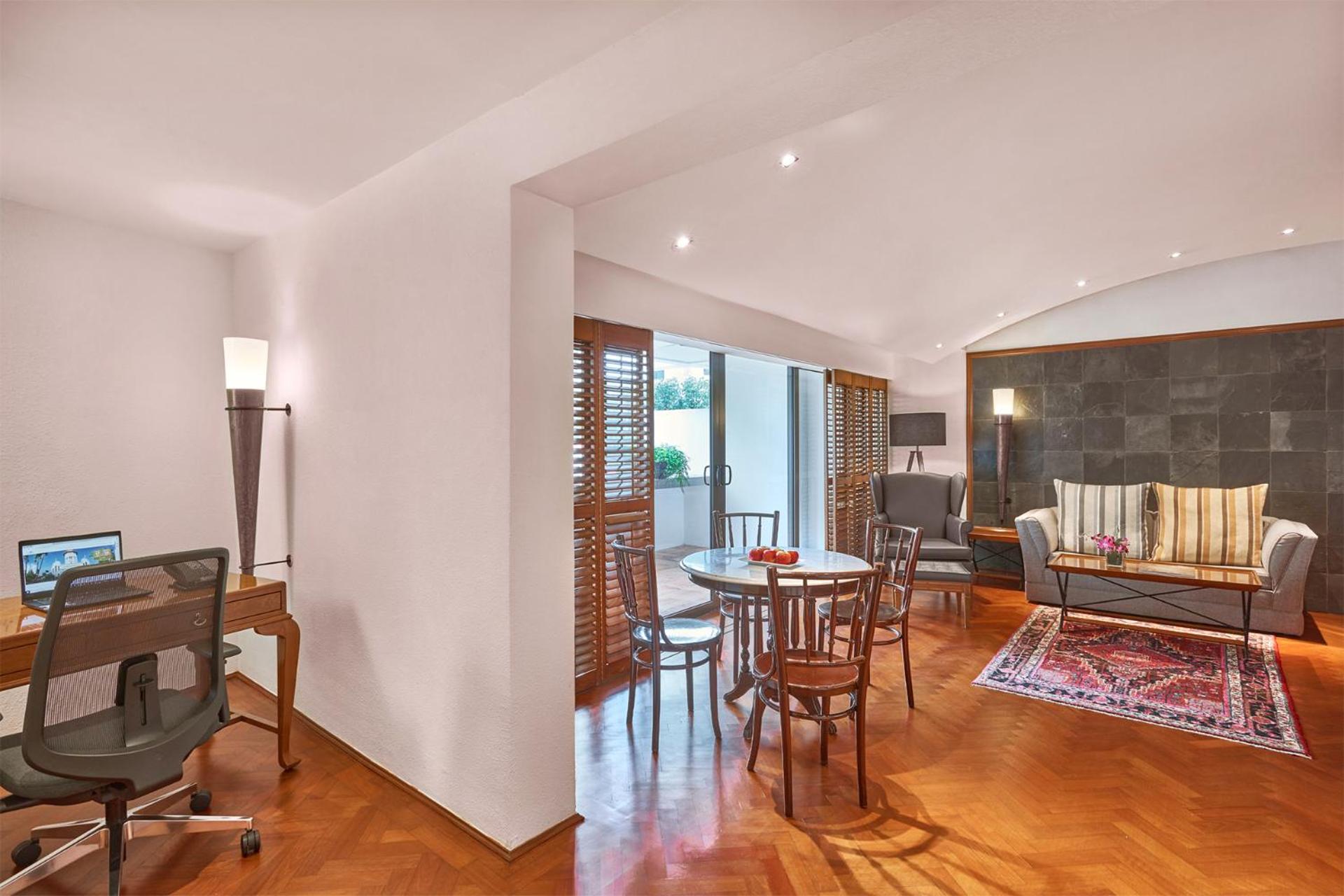 Parklane Split Level Suite - Separate Building