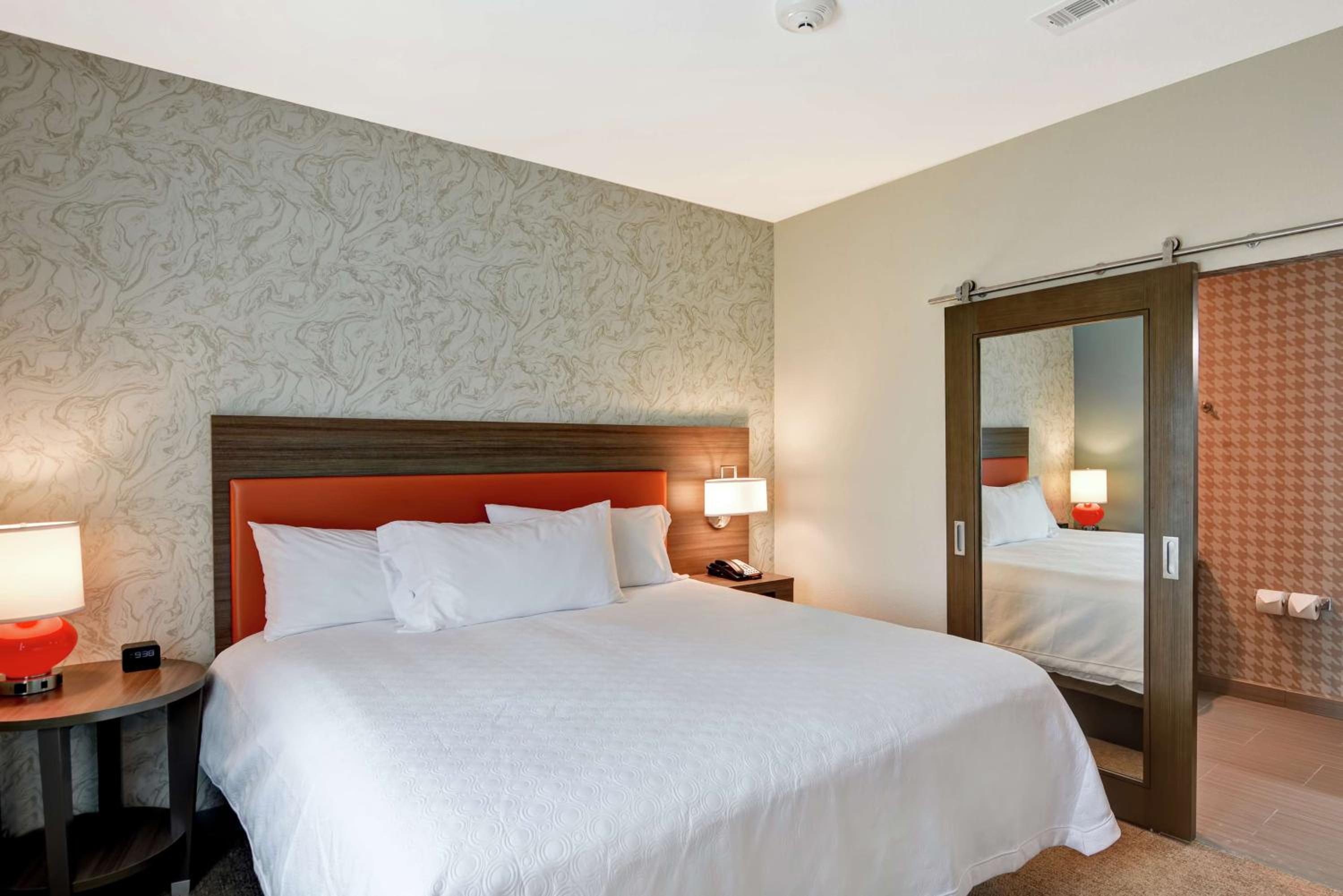 One-Bedroom King Suite - Non-Smoking