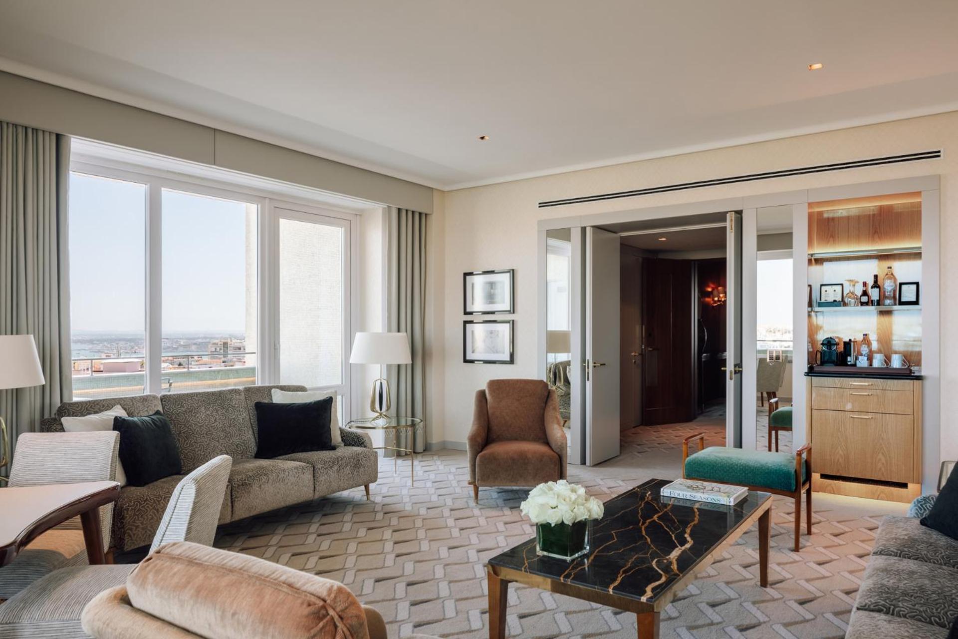 Grand Bedroom Suite King Bed