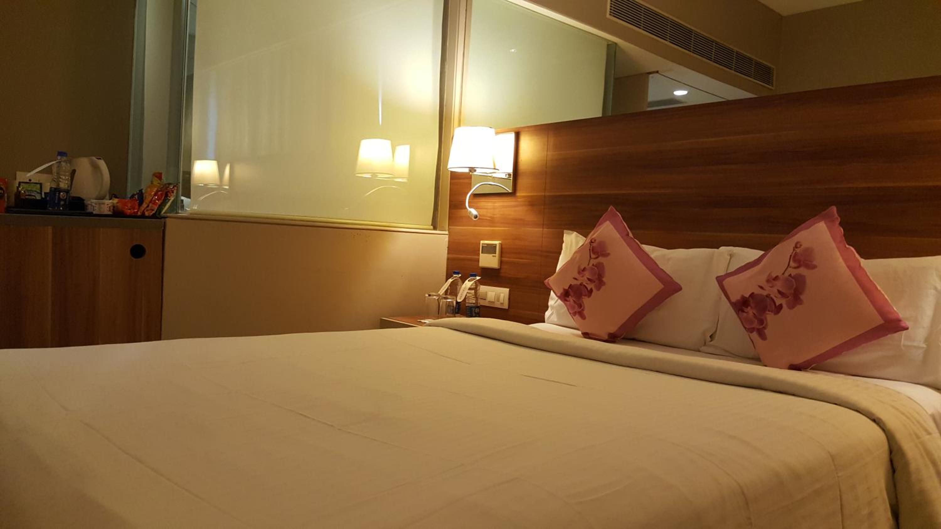 Deluxe Queen Room – 25 % Discounton Food & Beverage and 15% Discount on Laundry Services