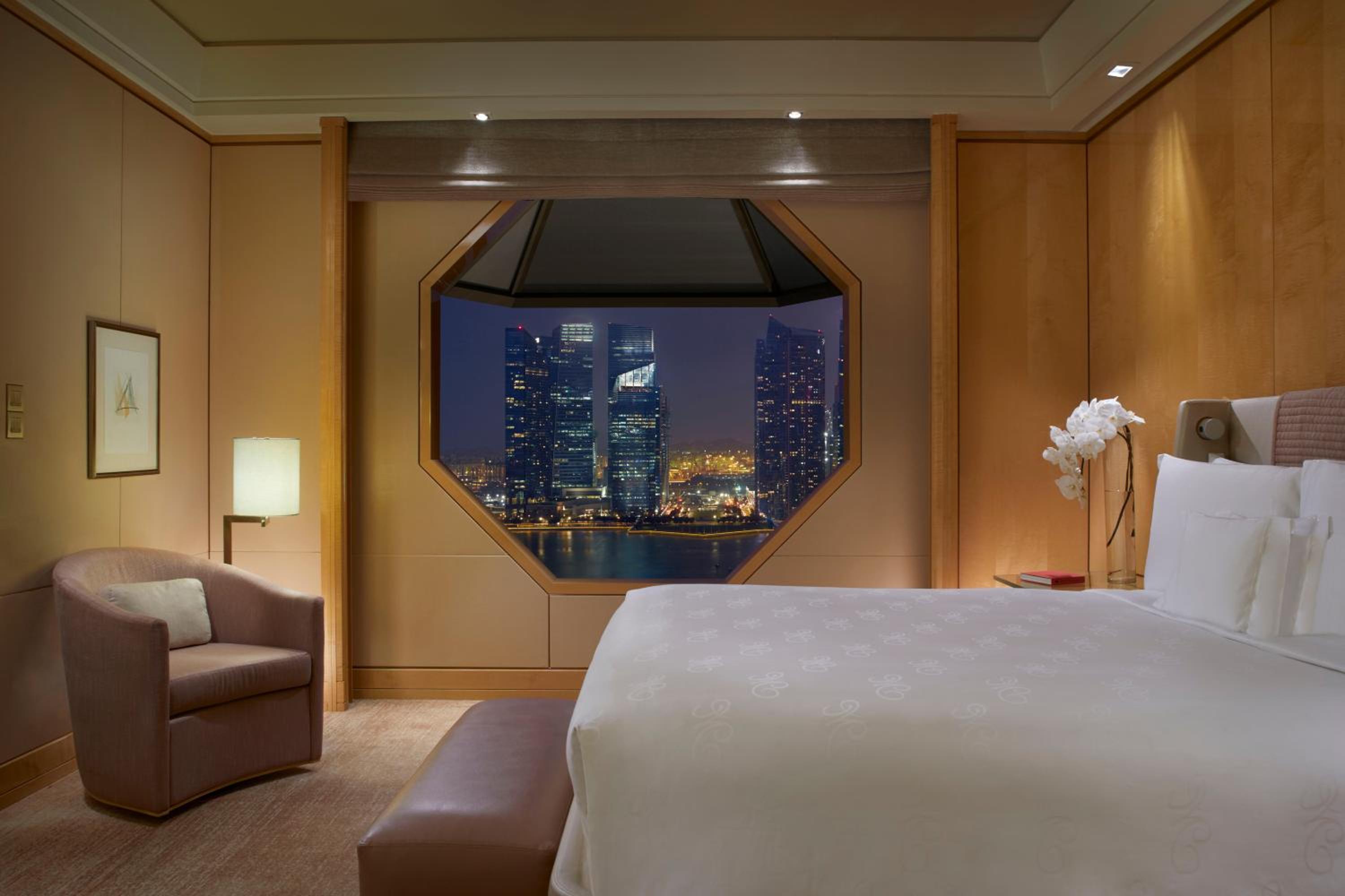 Club Deluxe Suite, 1 King Bed, Marina Bay View, Lounge Access
