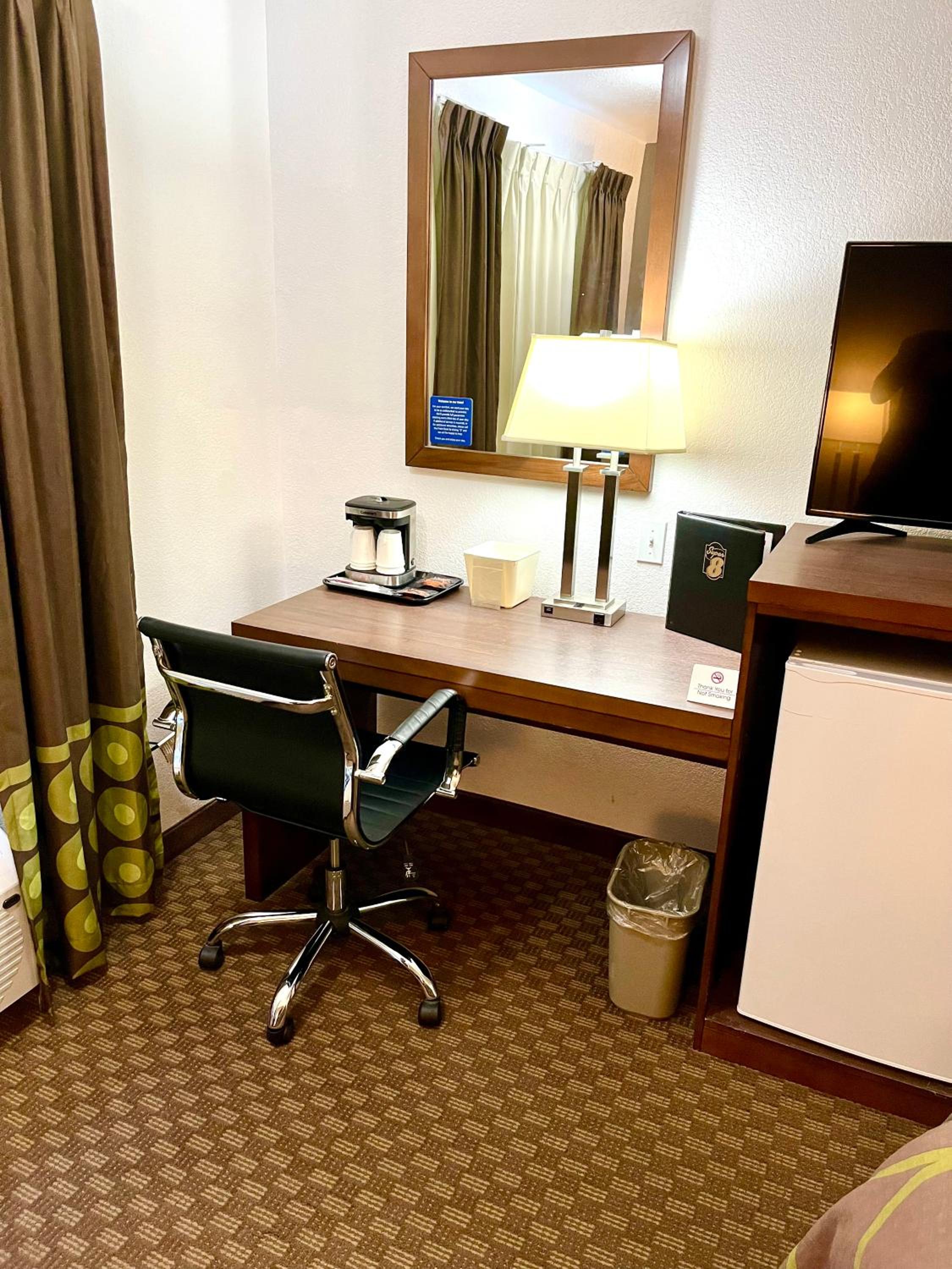 Queen Room - Disability Access - Non-Smoking