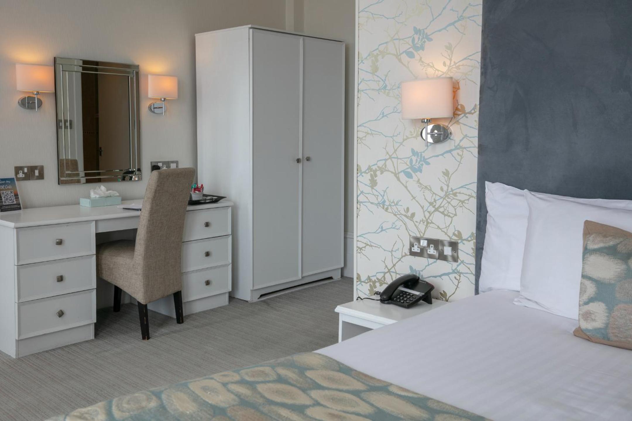 Double Room with Double Bed and Sea View - Non-Smoking