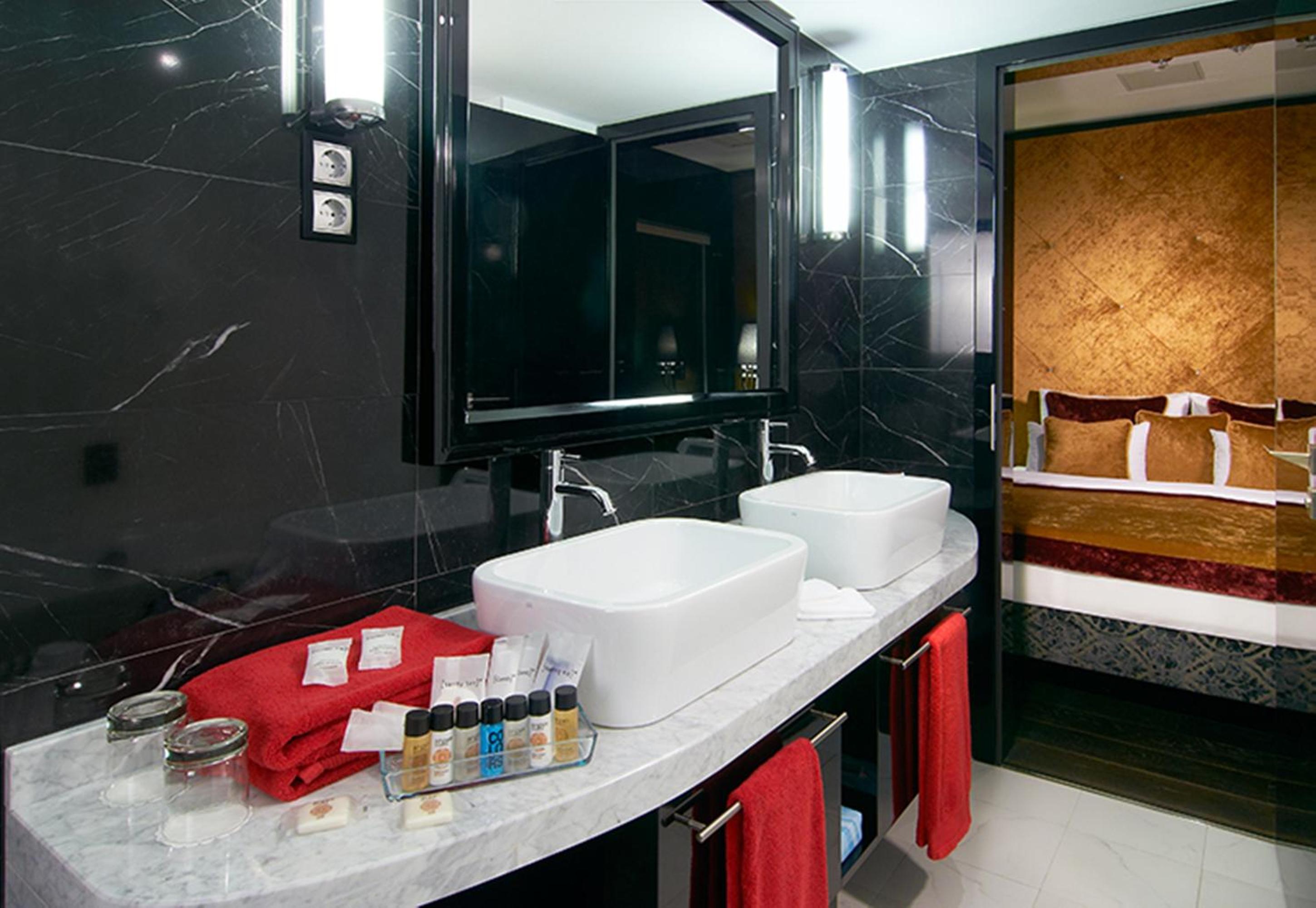 Luxury Suite with Hot Tub and View