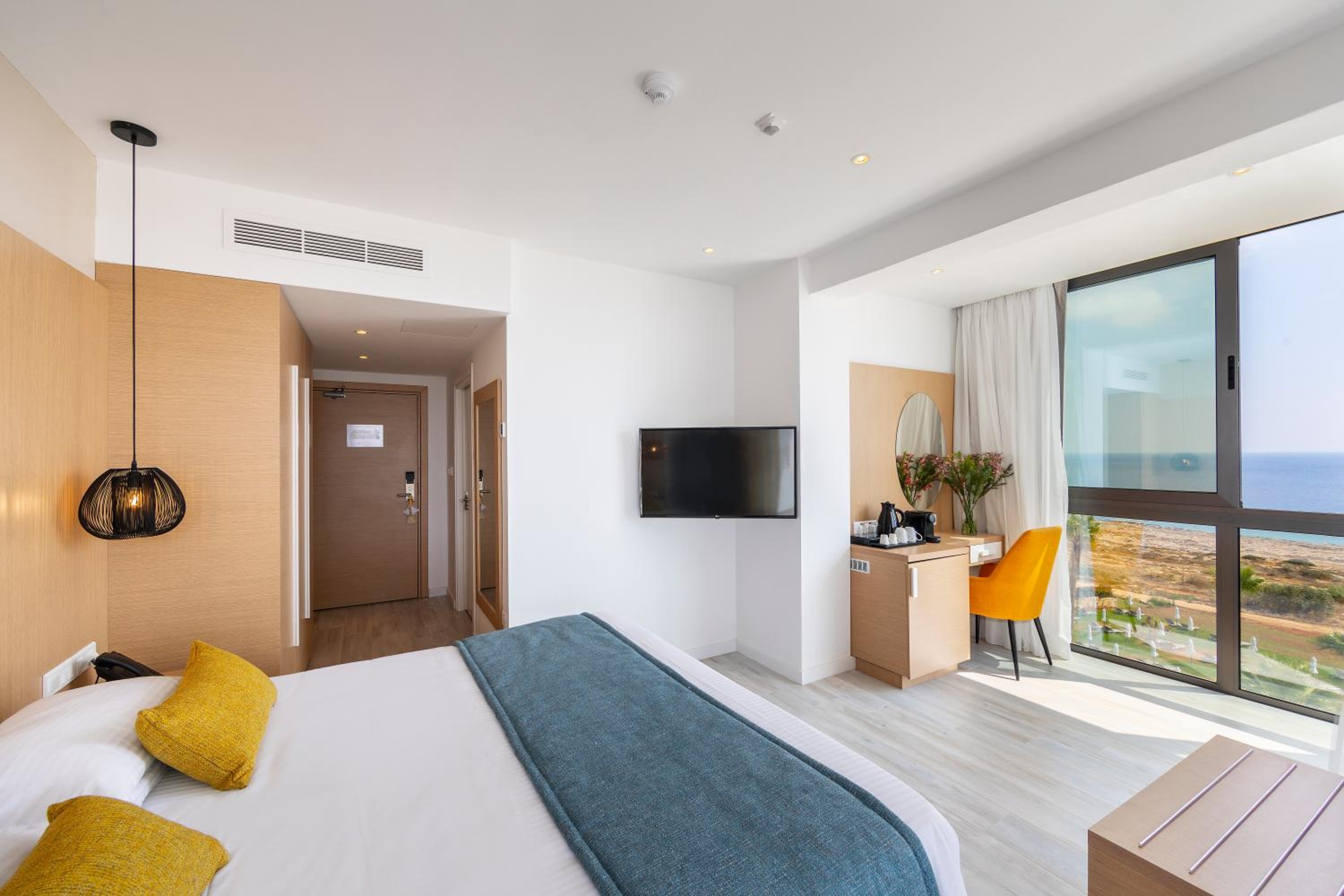 Junior Suite with Sea View & Spa Bath