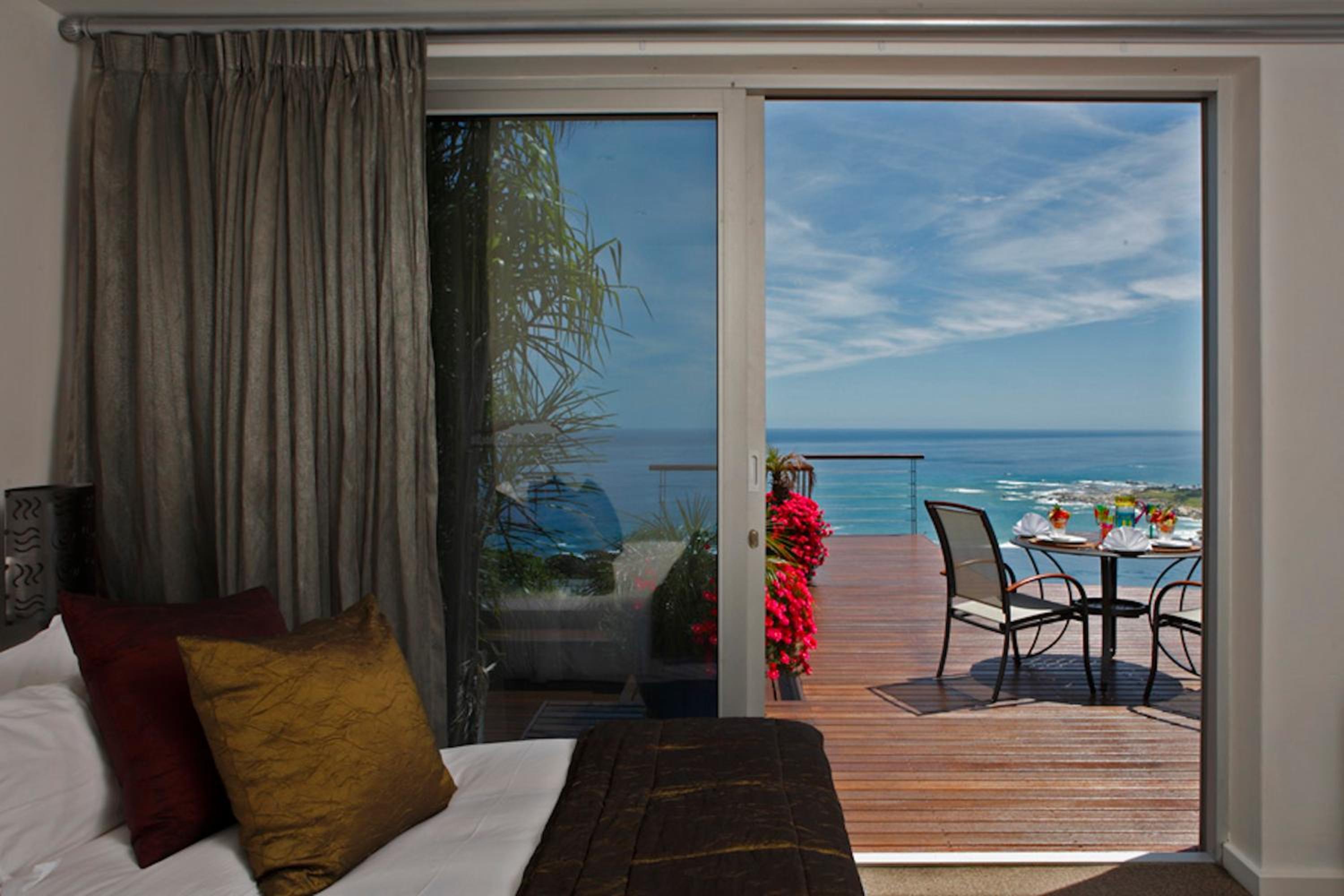 Deluxe Suite with Terrace and Sea View - Infinity Suite