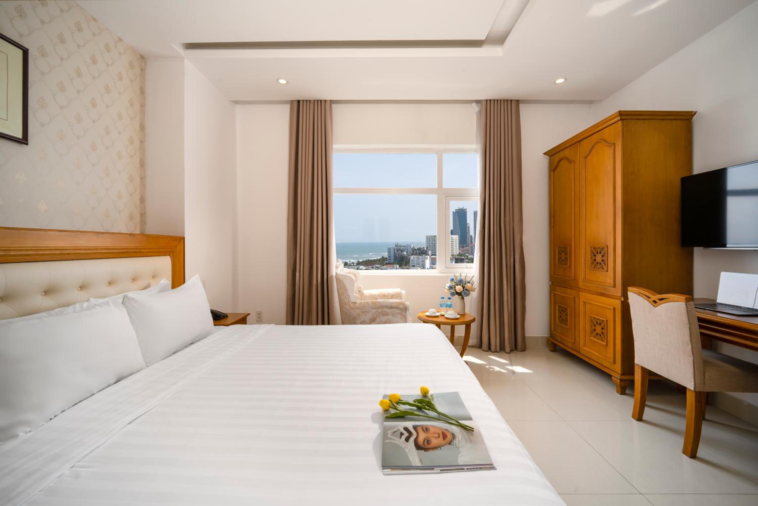 Royal Ocean View with Bathtub