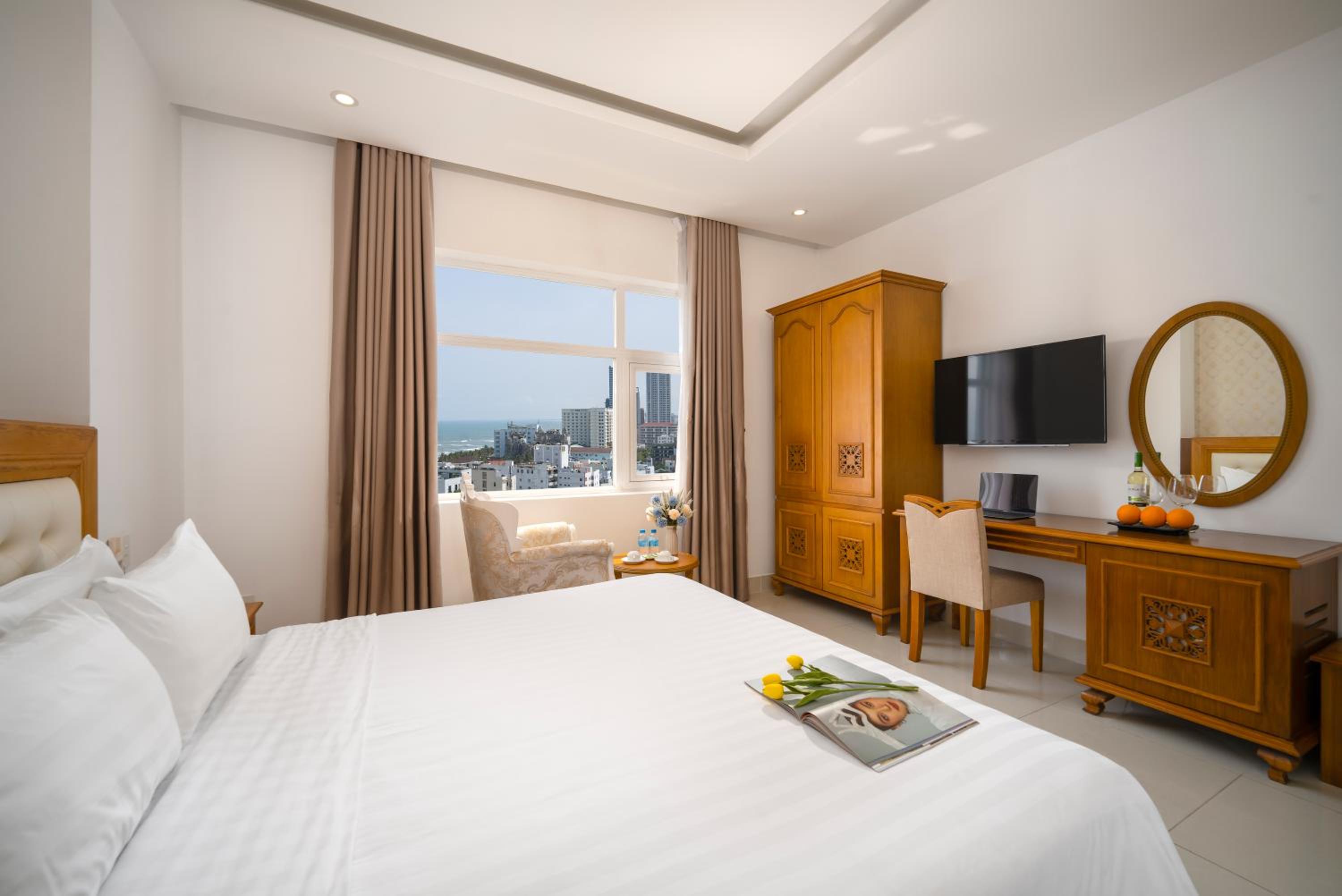 Royal Ocean View with Bathtub