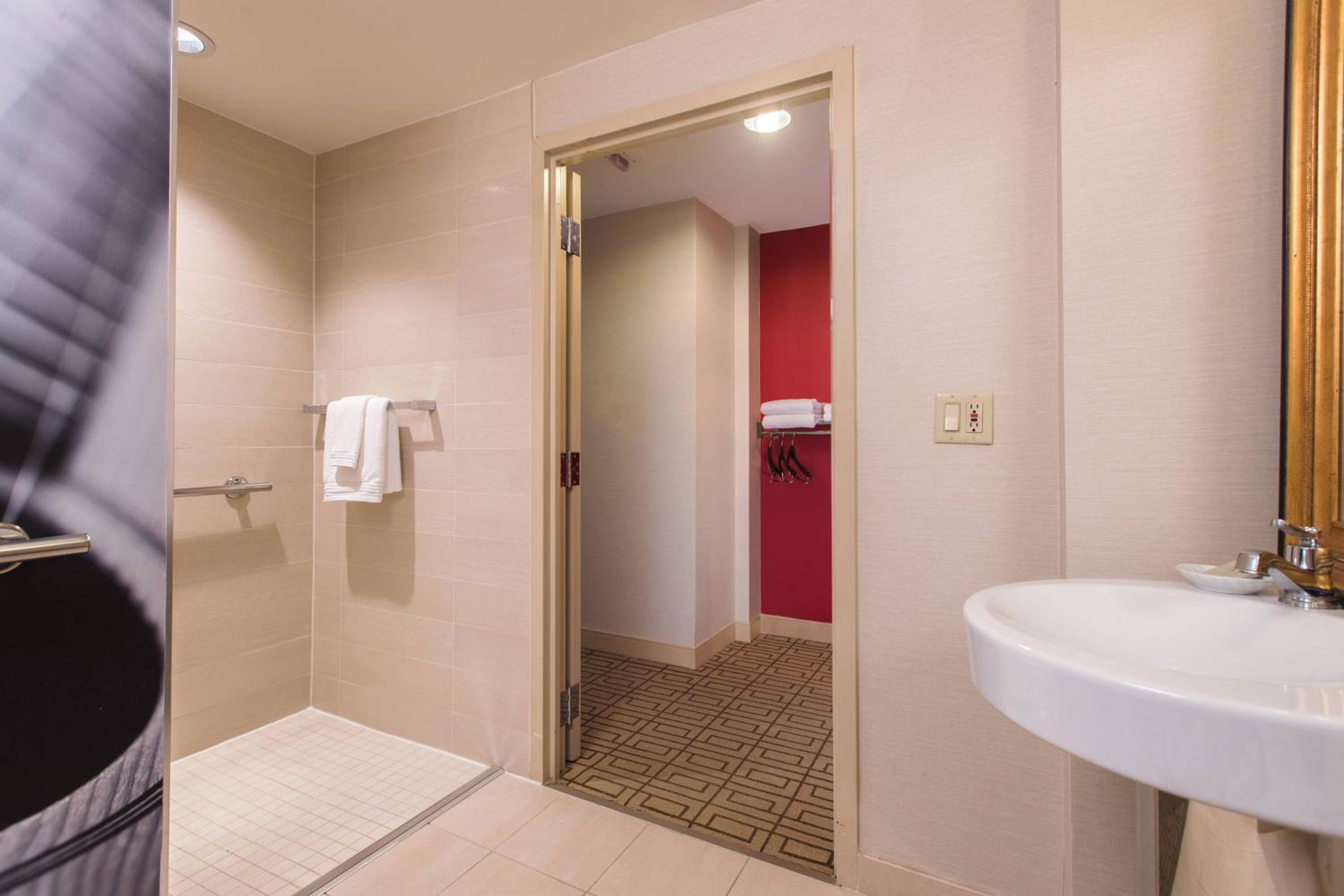 Executive King Suite with Sofa Bed and Adapted Tub - Mobility and Hearing Accessible