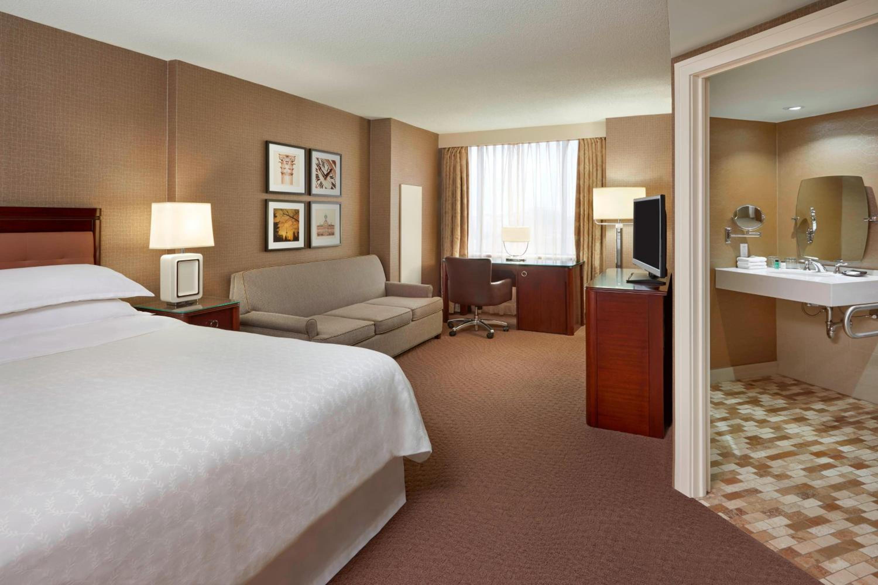 Club Level Guest room with 1 King Bed