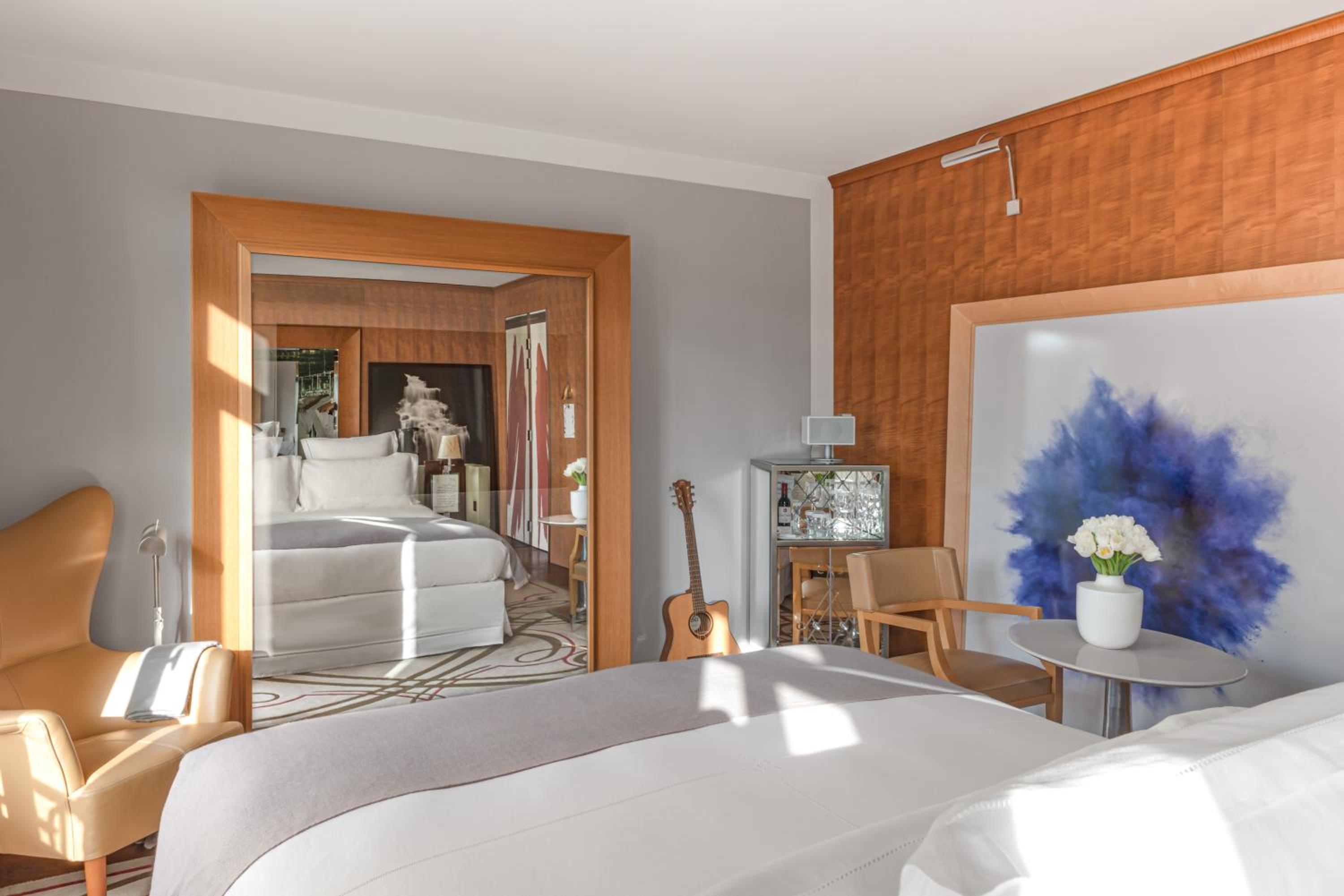 Deluxe Collection Room