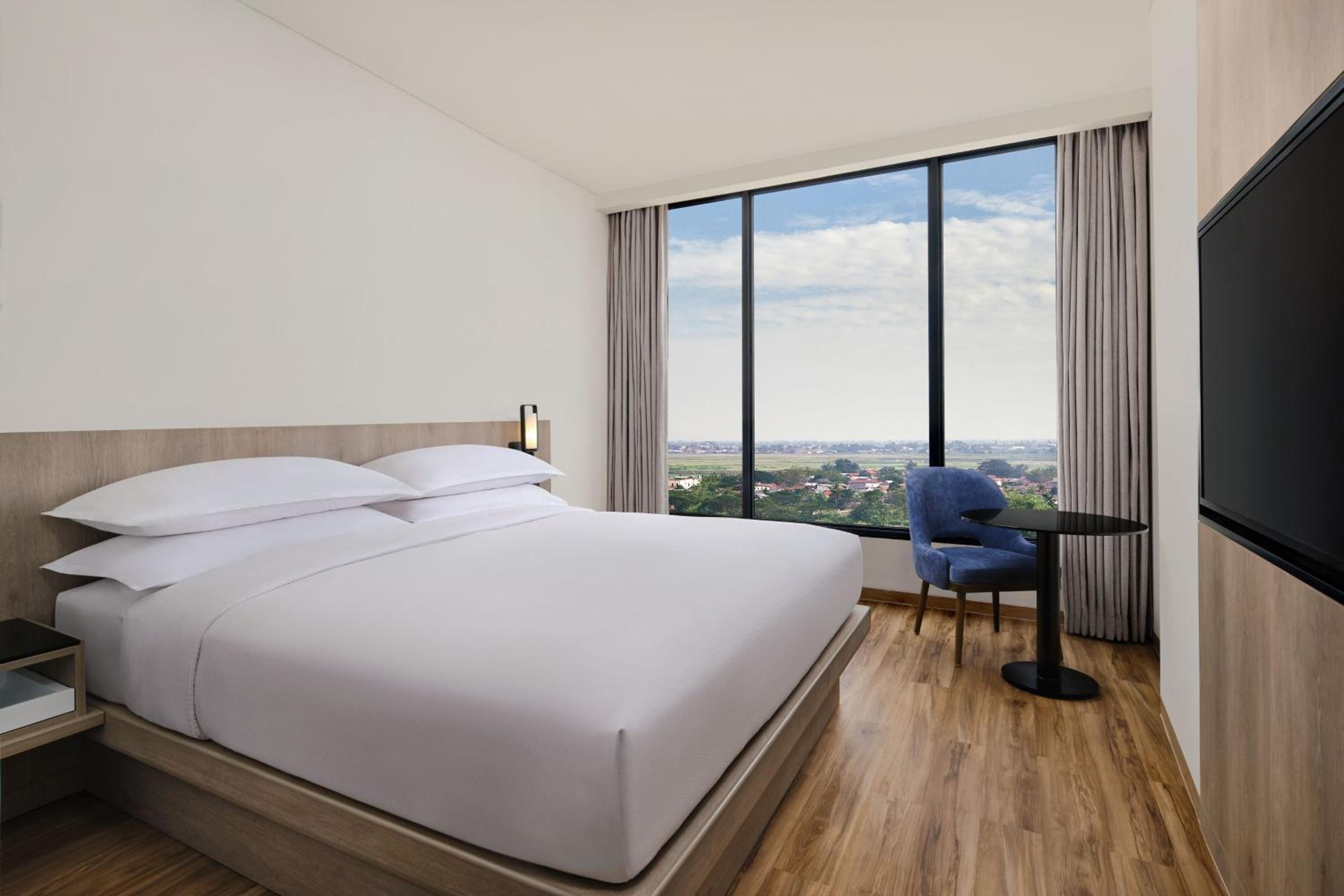 Deluxe King Room with City View