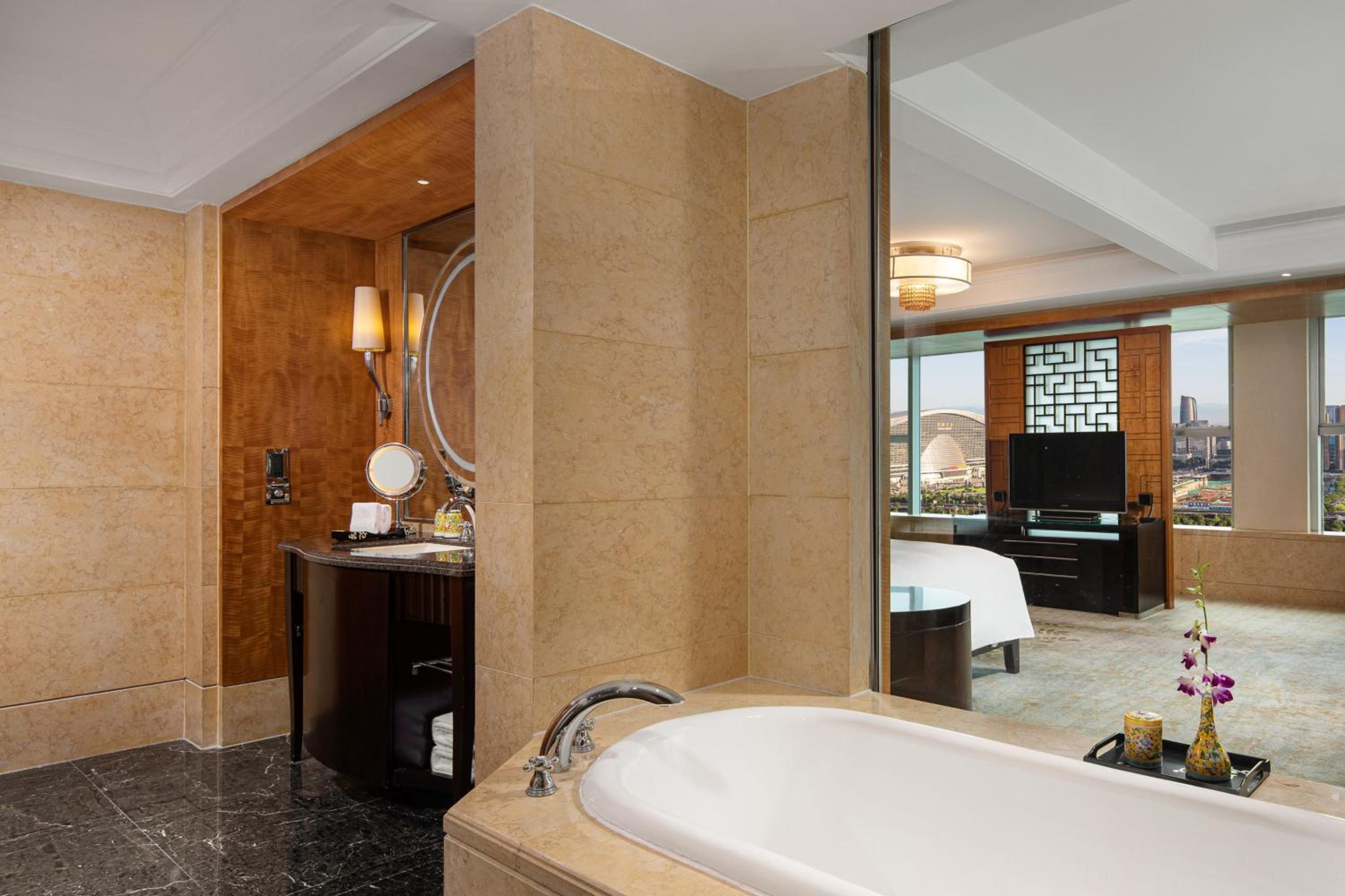 Junior King Suite - Club Lounge Access