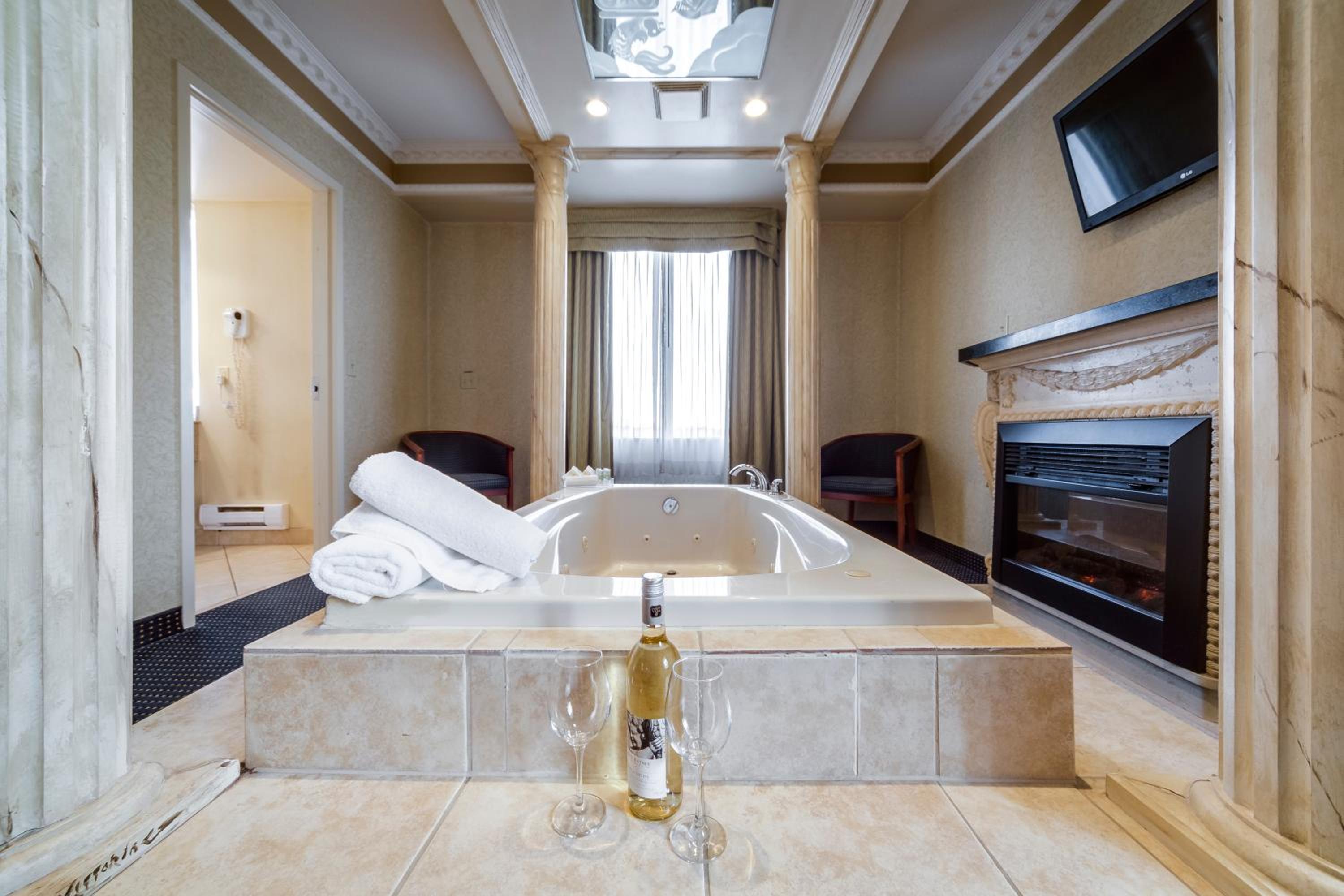 Luxury King Suite With Jetted Tub
