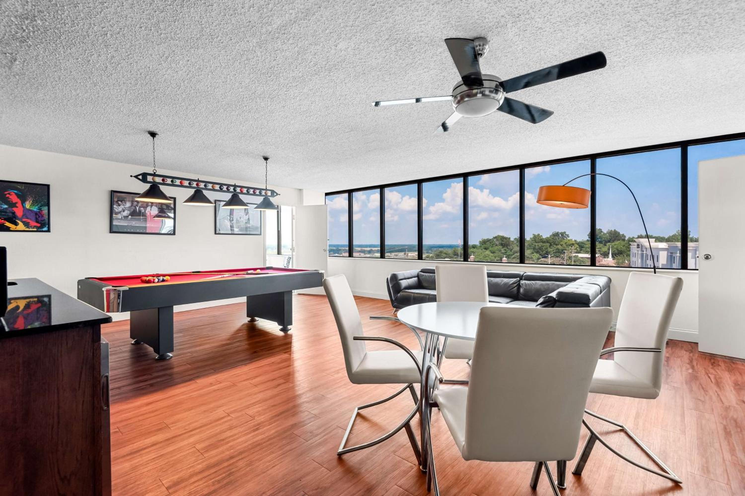 King Suite with Pool Table - Non-Smoking