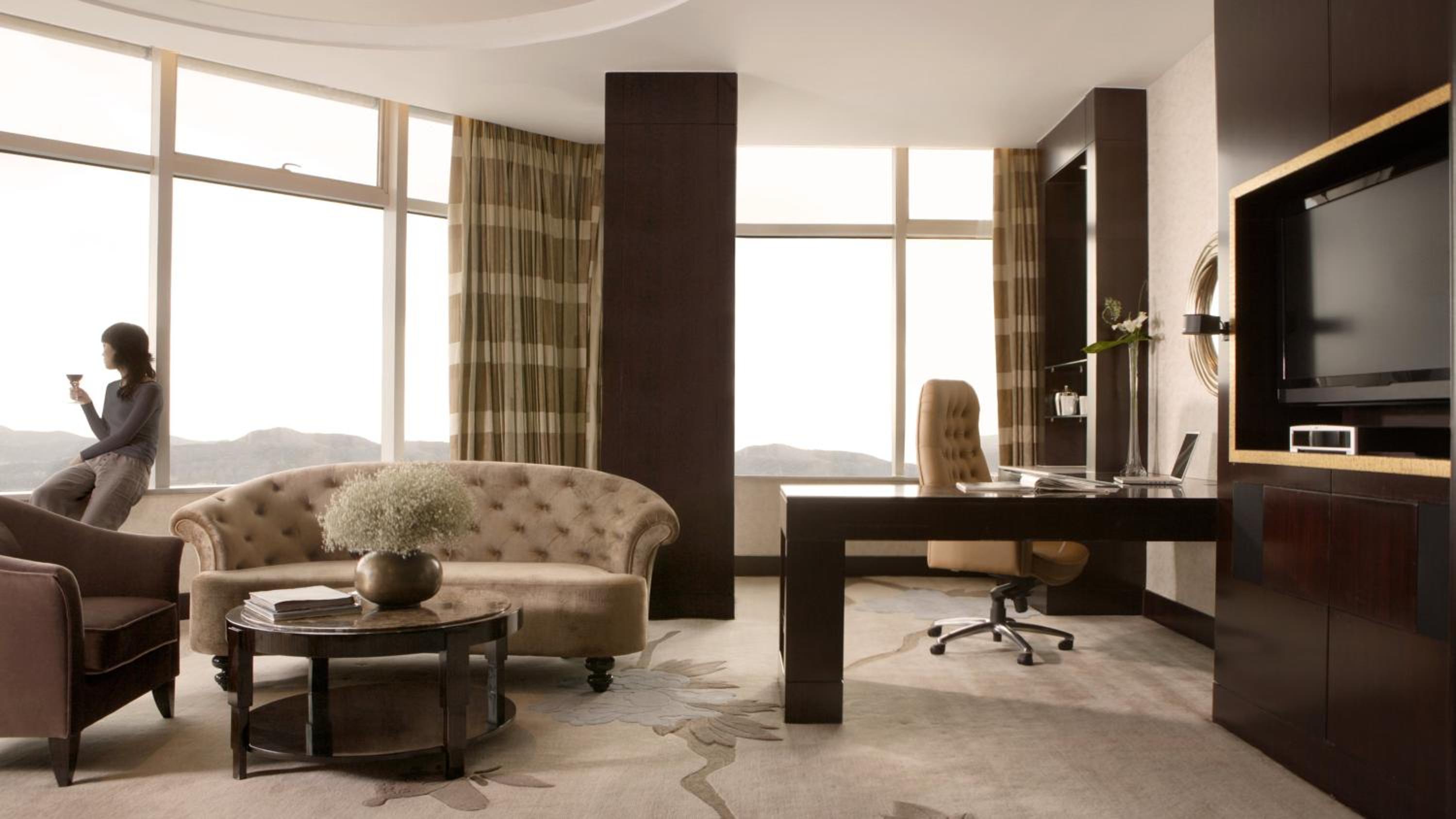 One-Bedroom Suite with Lounge Access - Smoking/High Floor