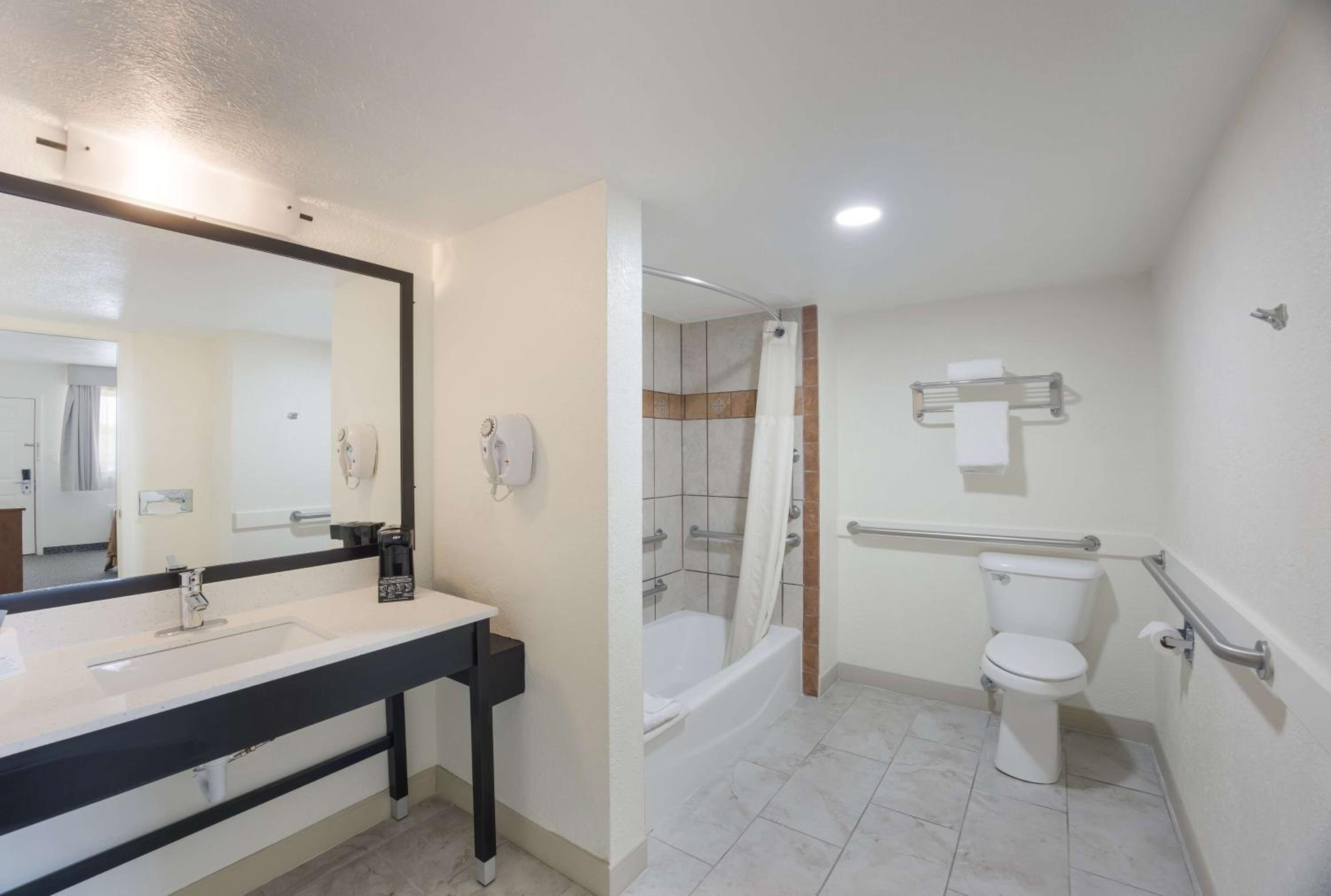 King Room with Mobility Accessible Tub