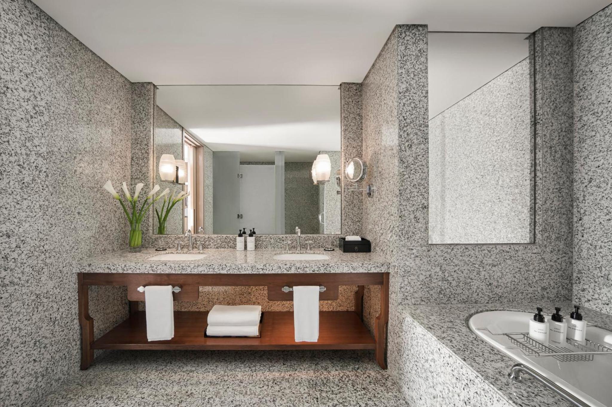 One-Bedroom Suite with Club Lounge Access