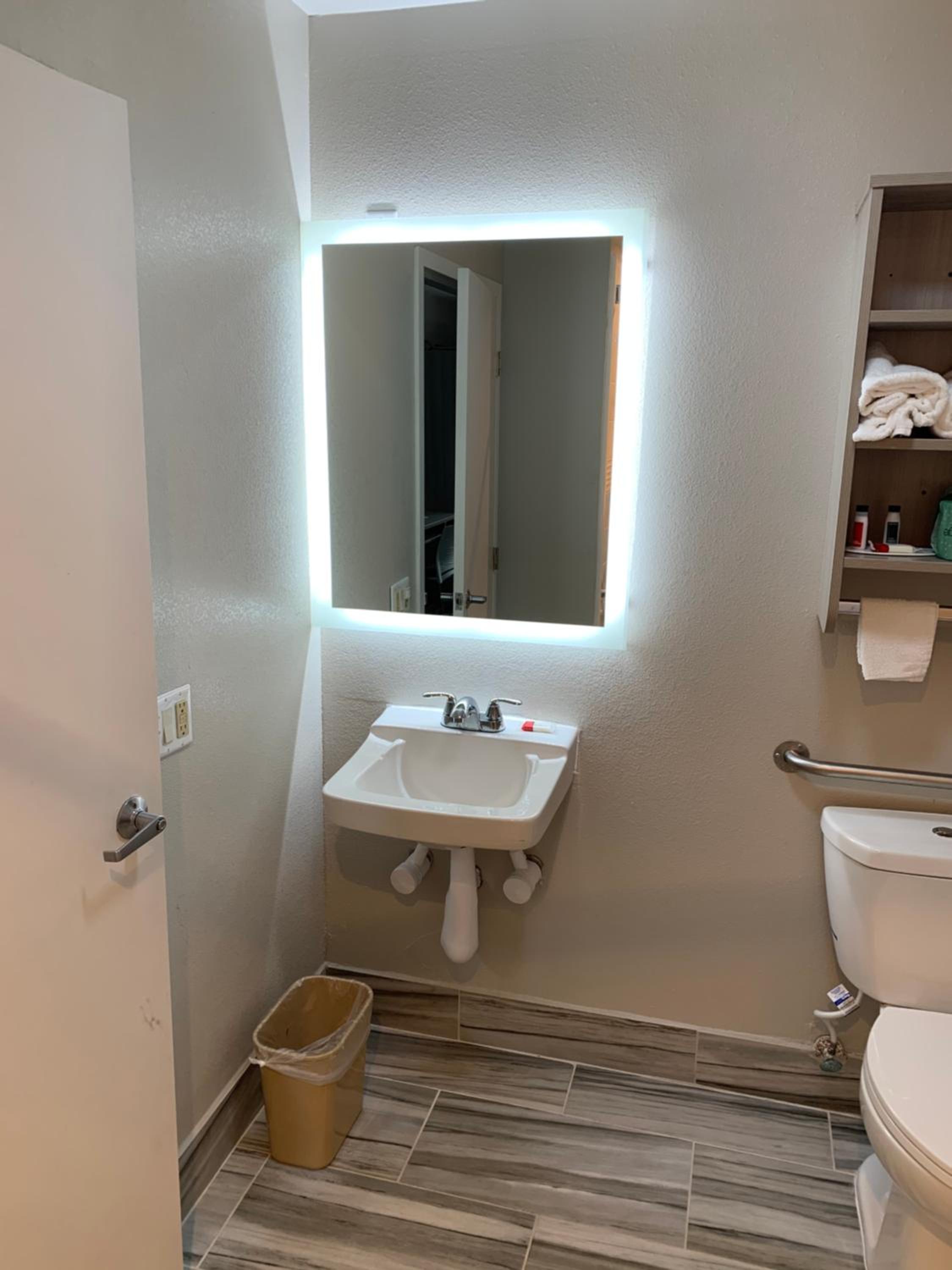 Queen Room - Disability Access/Non-Smoking