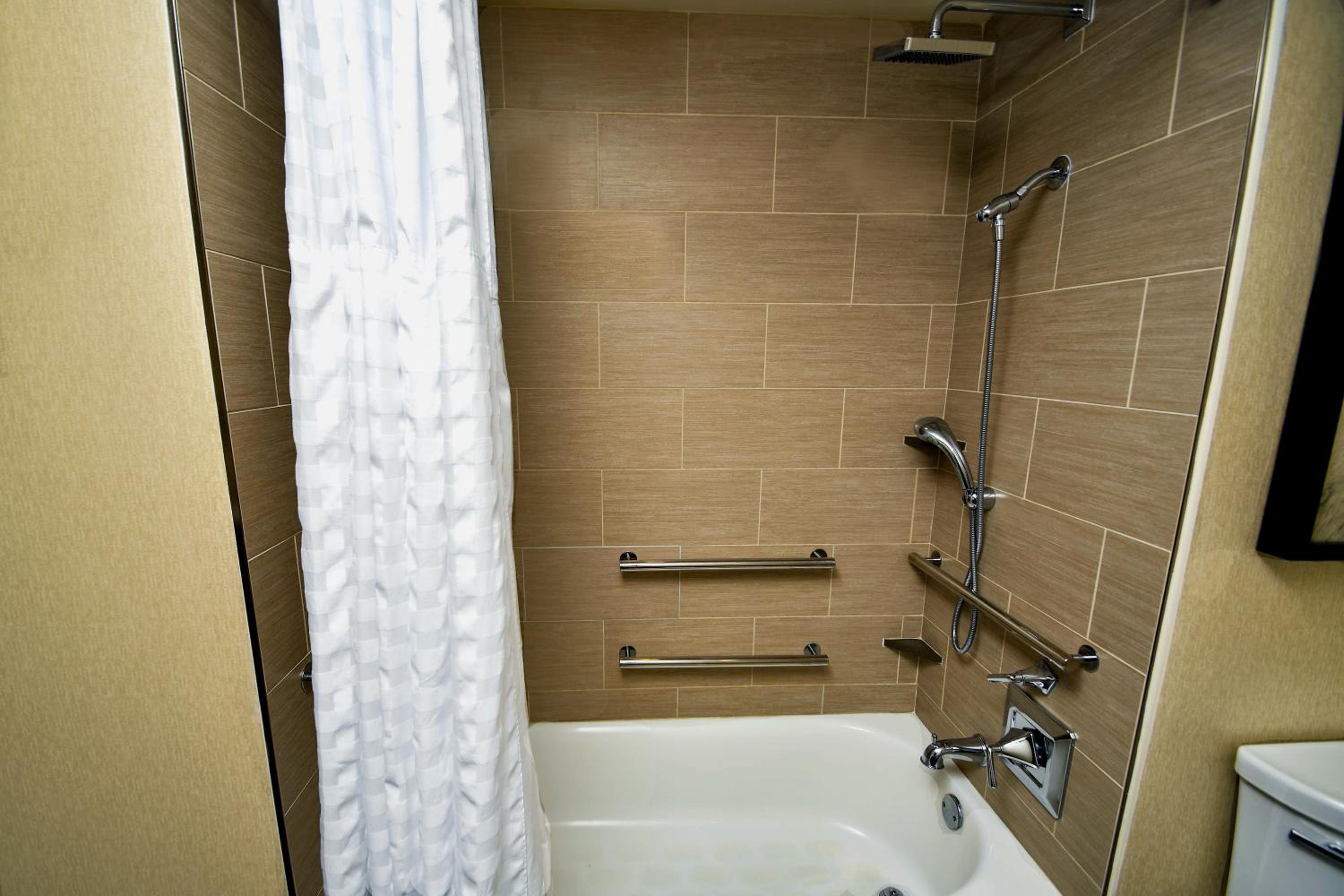 One-Bedroom Capital King Suite with Bath Tub - Mobility Accessible