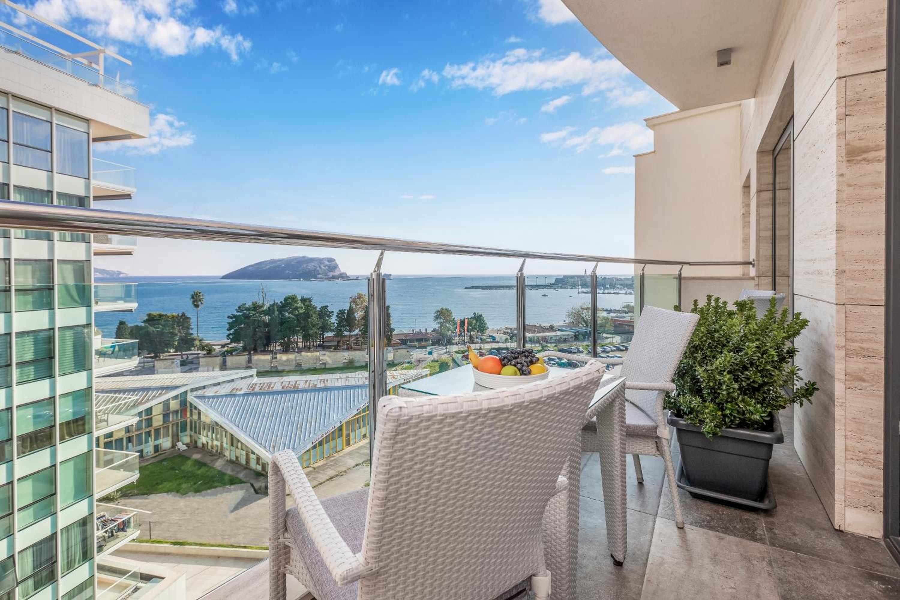 Family Room with Balcony and Sea View