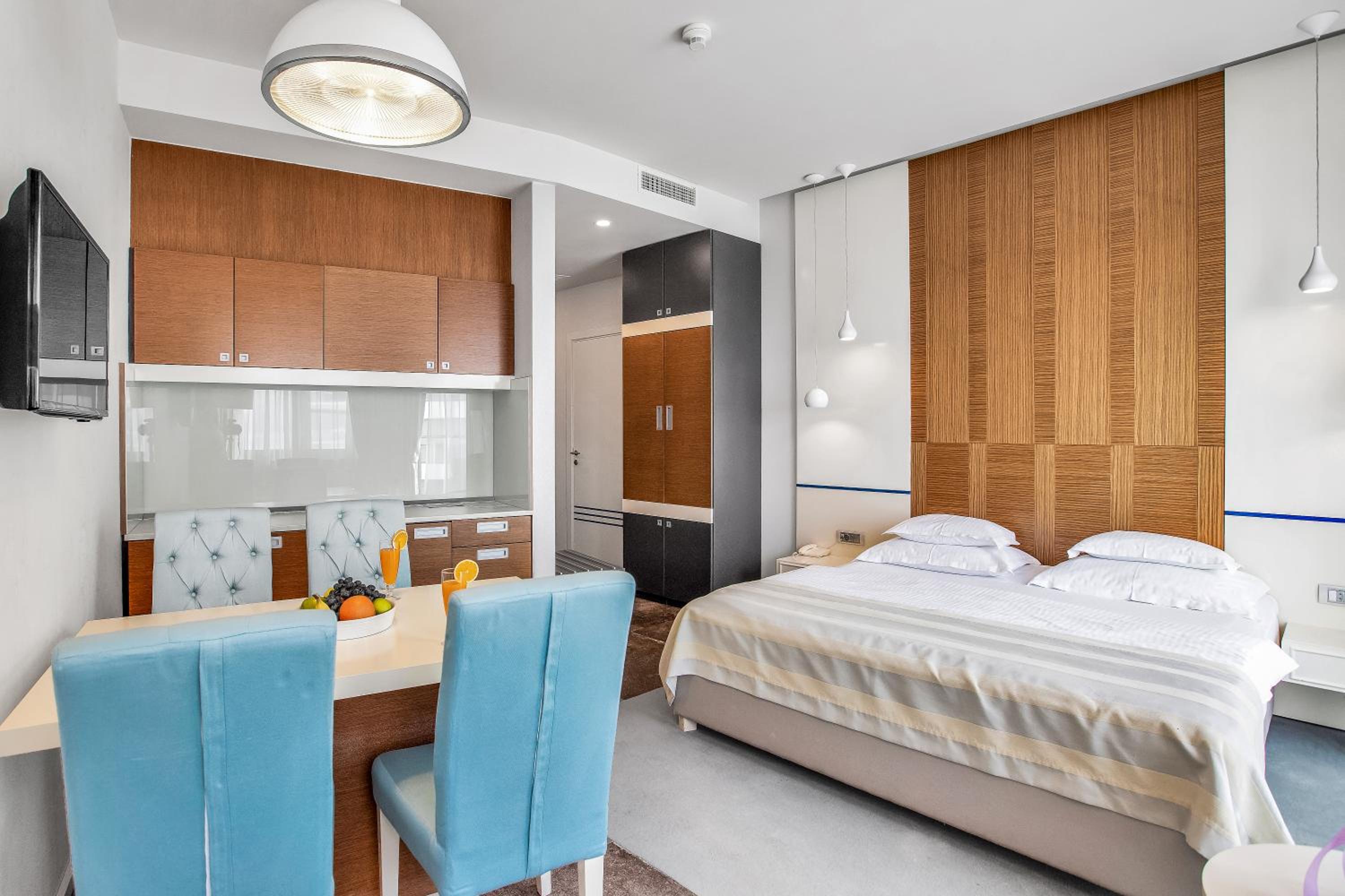 Family Room with Balcony and Sea View