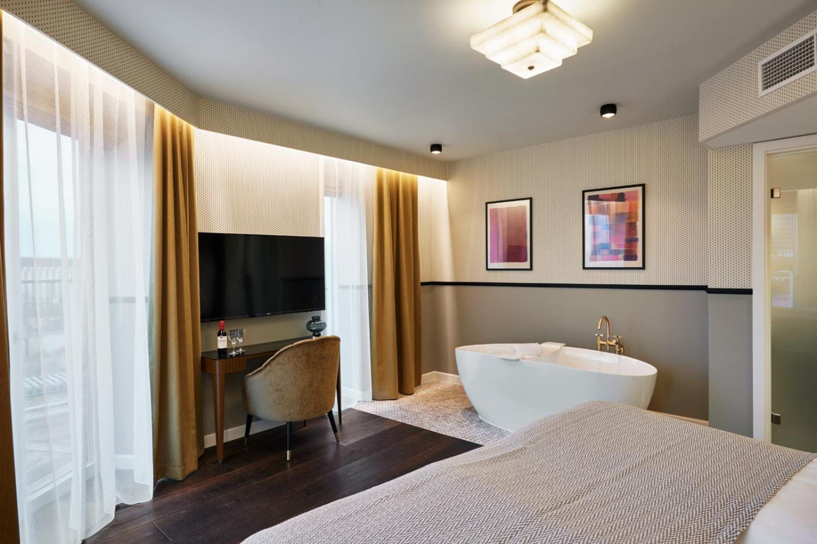 King Room With Balcony