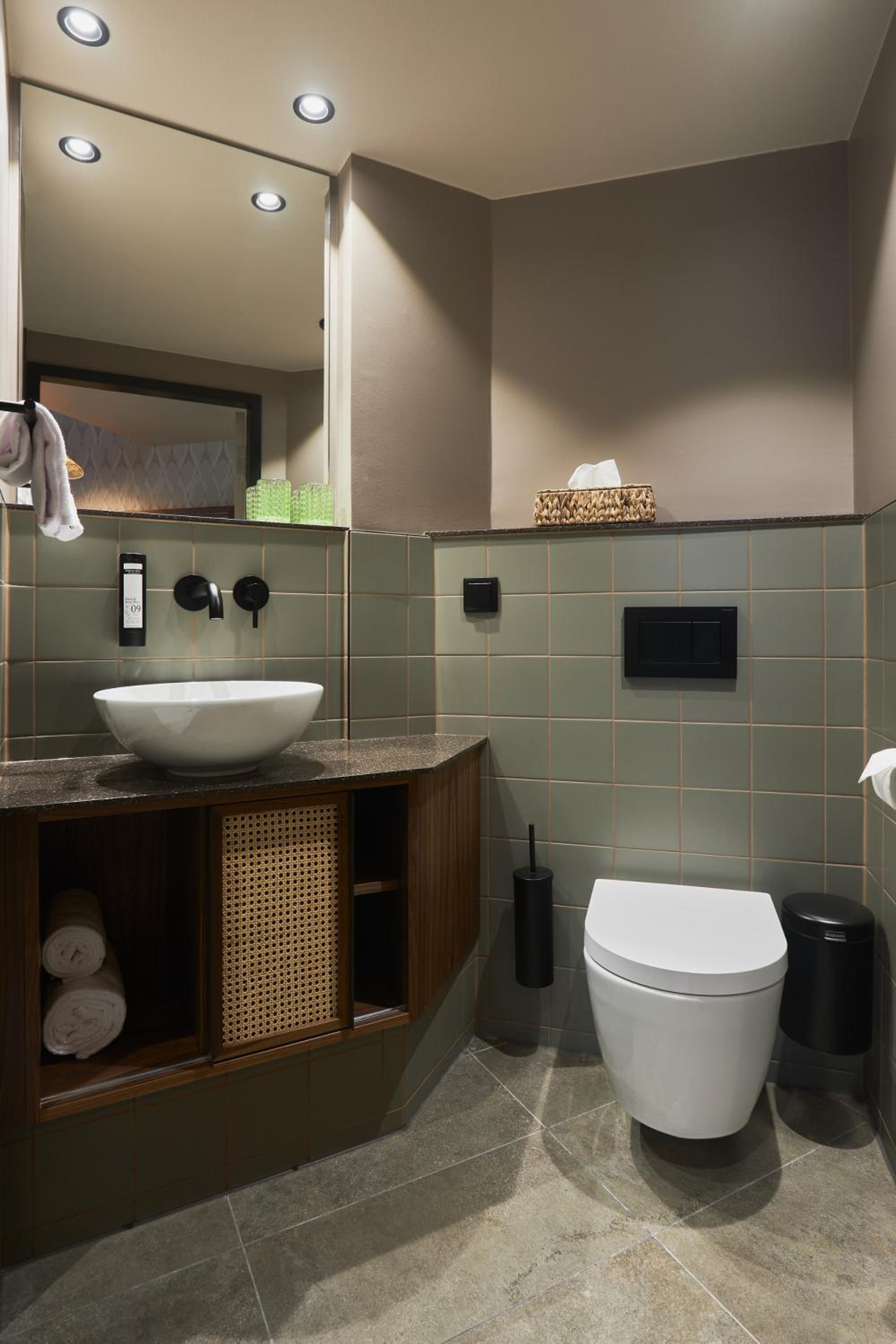 Deluxe Double Room (Roomy)