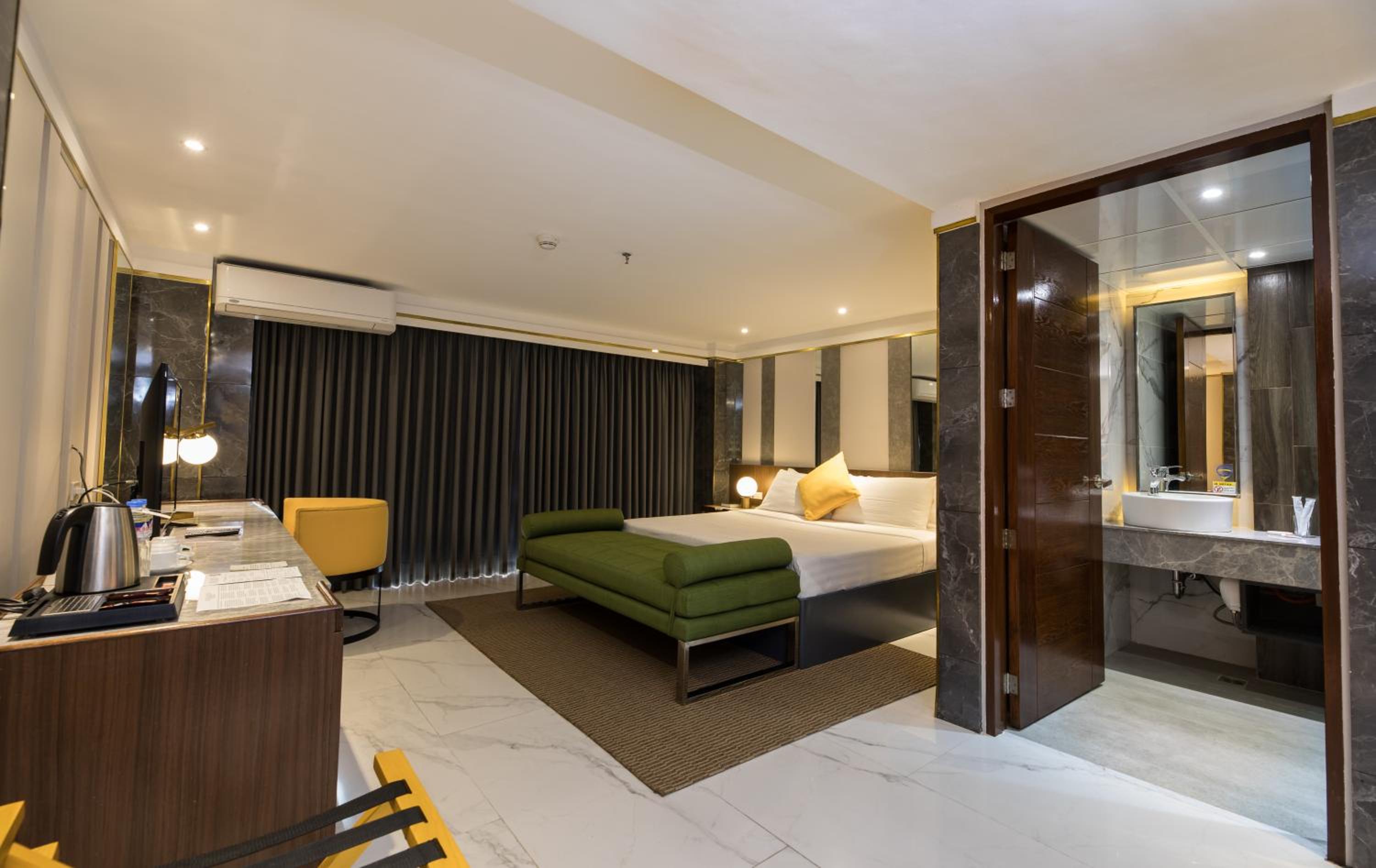 Plaza Suite