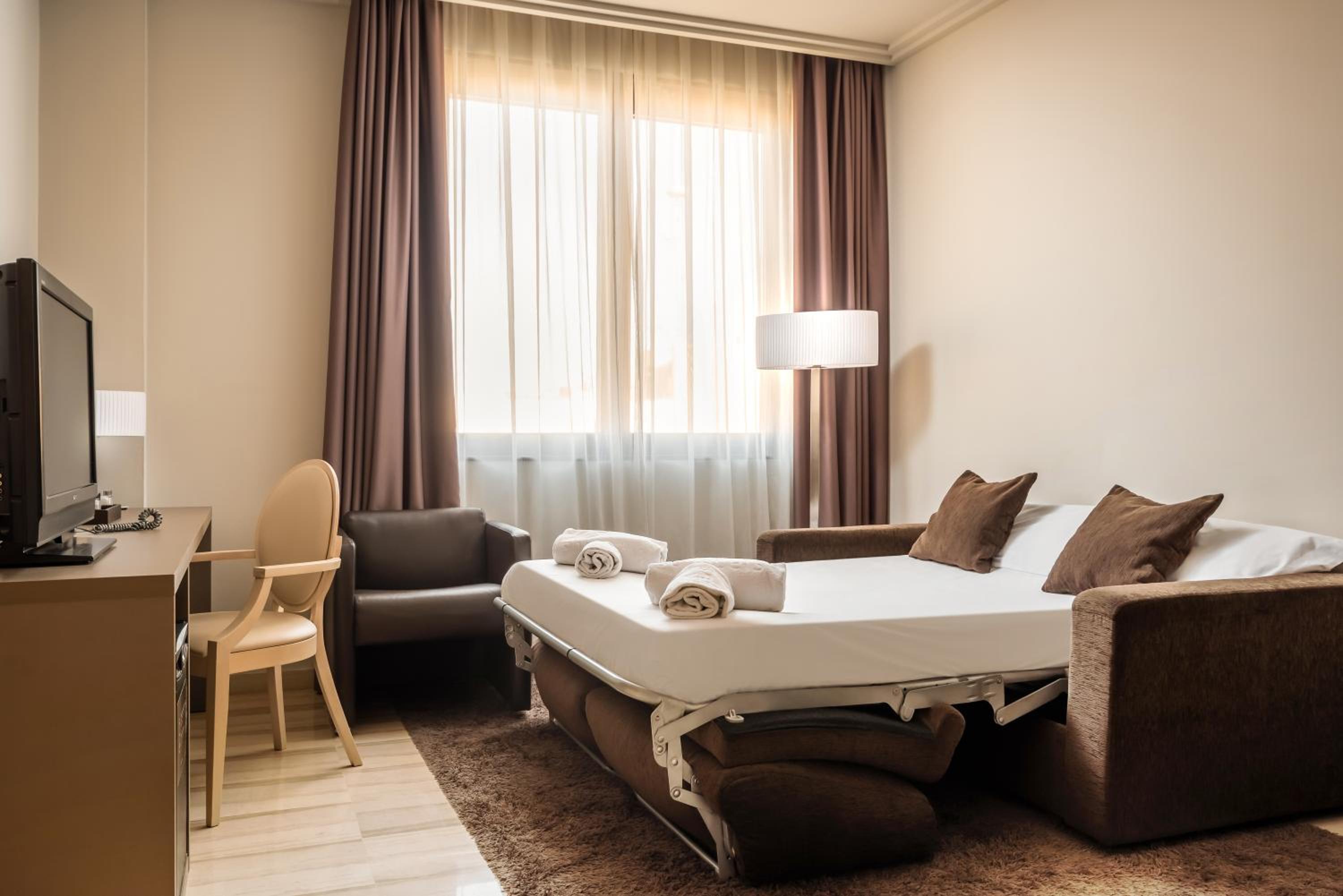 Family Room (2 Adults + 4 Children)