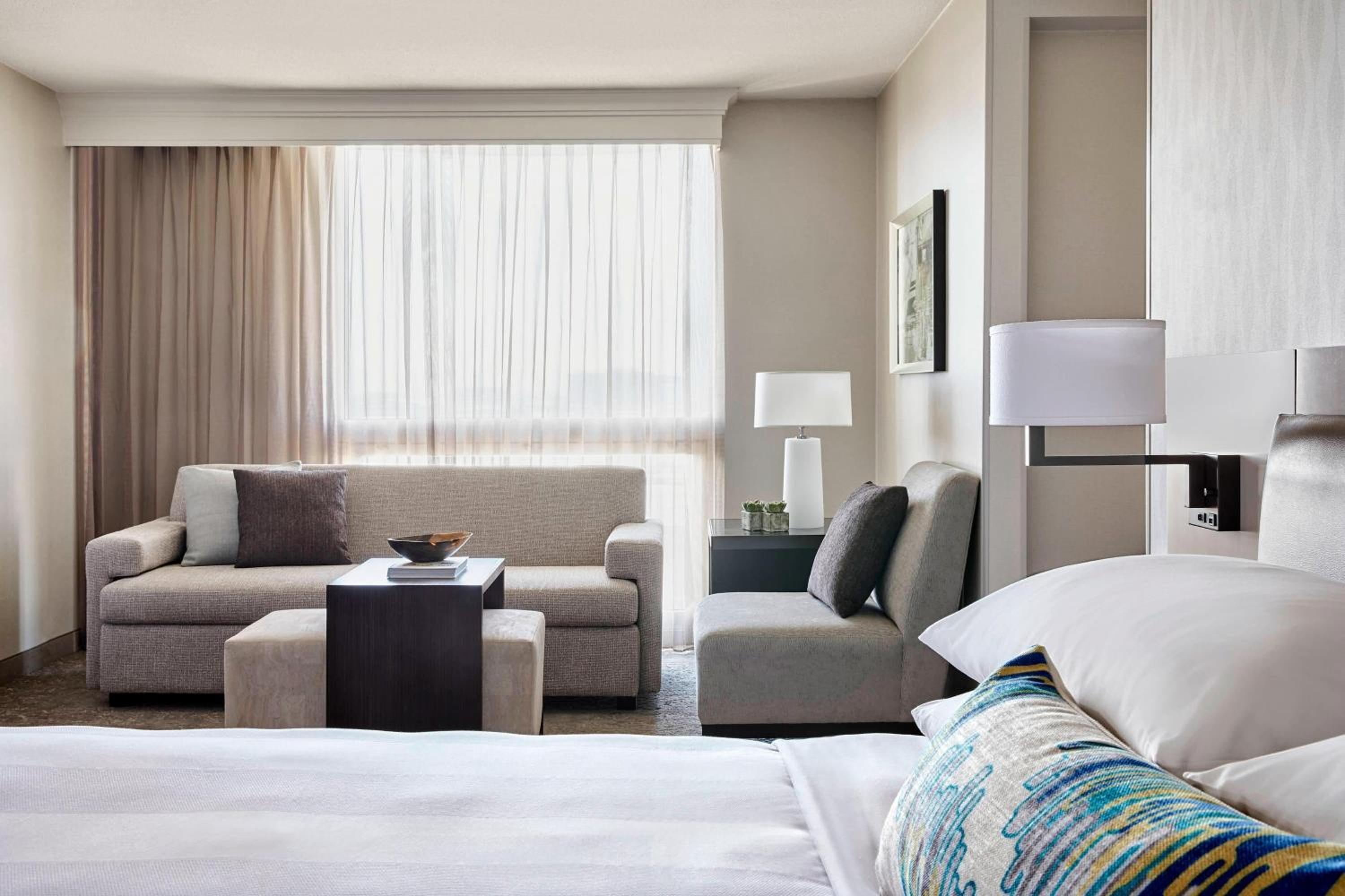 Larger Guest room, 1 King, Sofa bed, Corner room