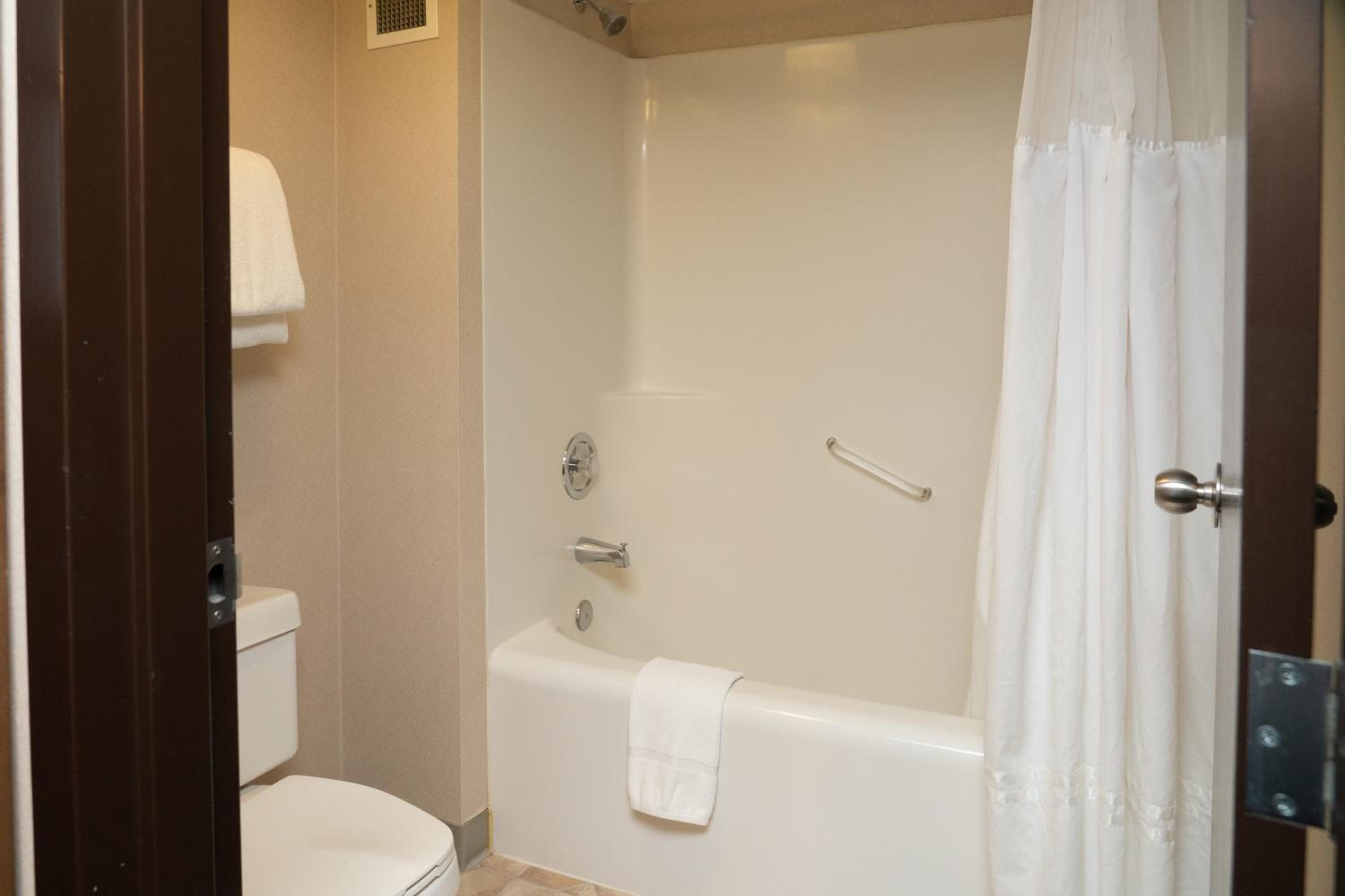 Standard 2 Queen Room