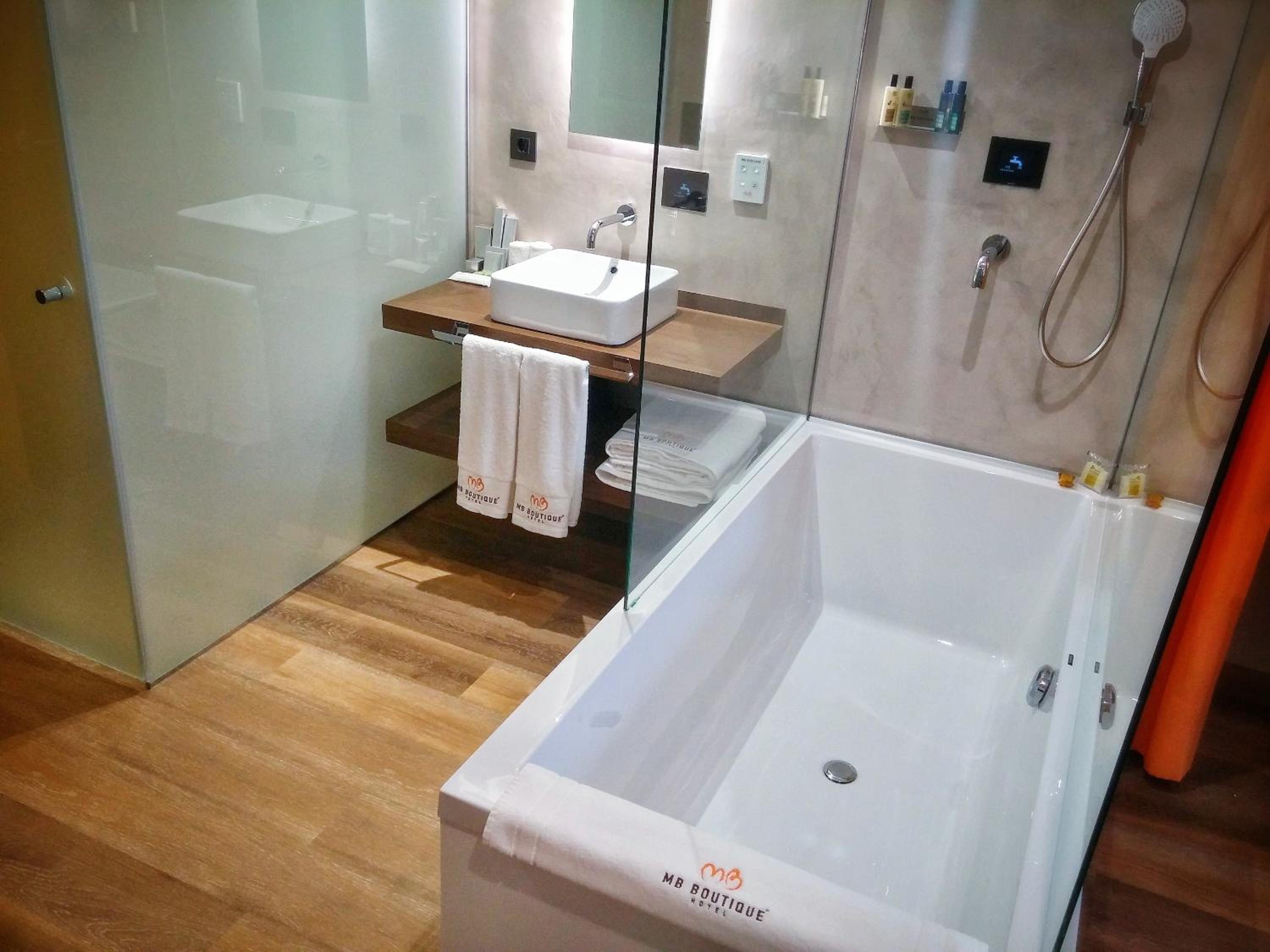 Superior Double Room with Bath Tub