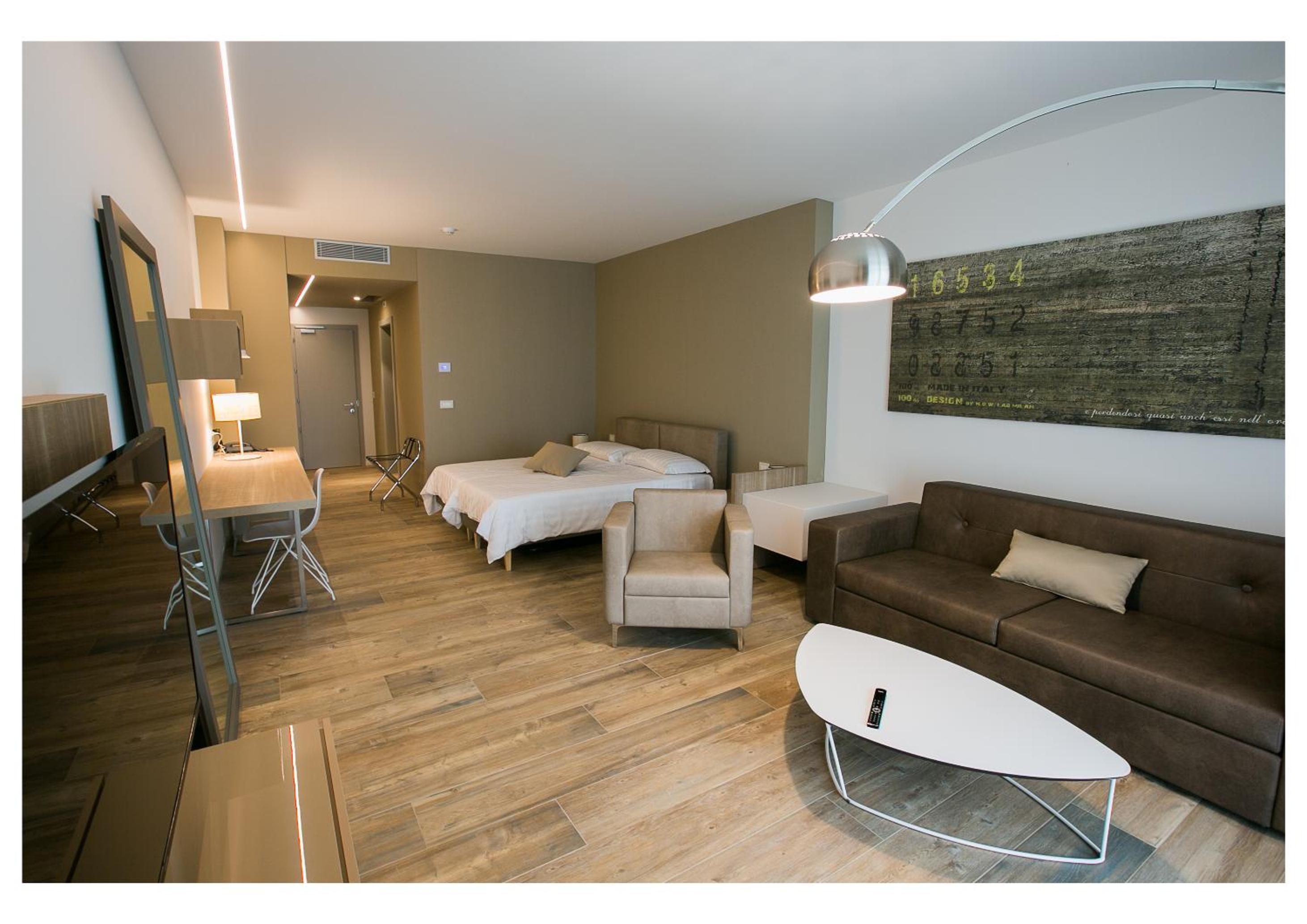 Junior Suite with Patio and Pool View - Ground Floor