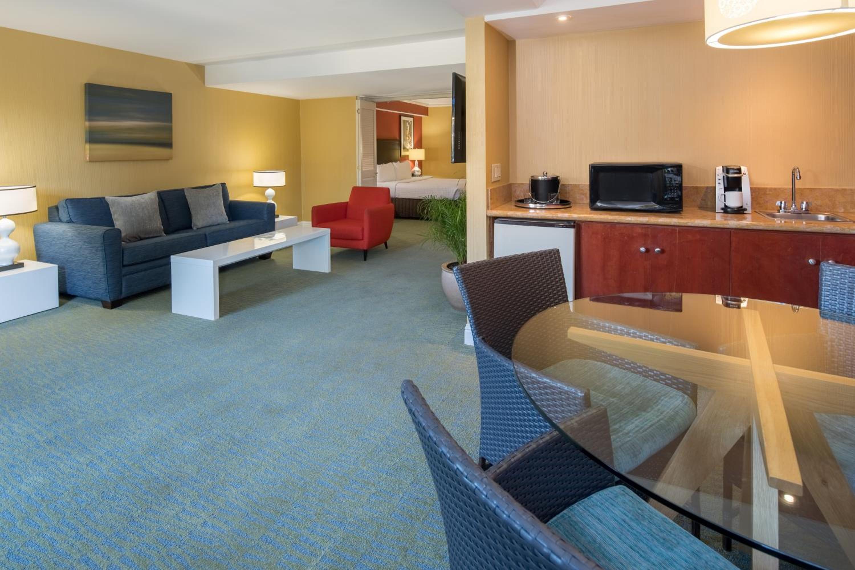 Cabana King Suite with Spa Bath- Non-Smoking