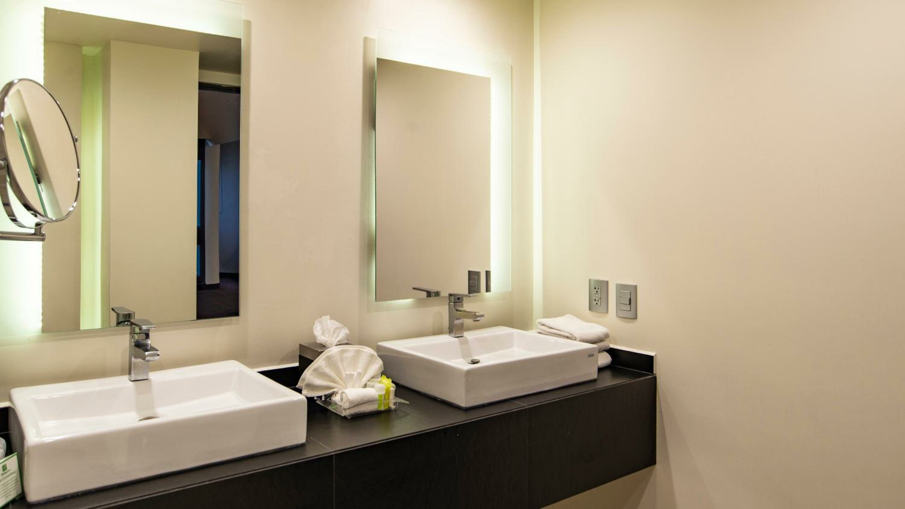 One-Bedroom King Suite