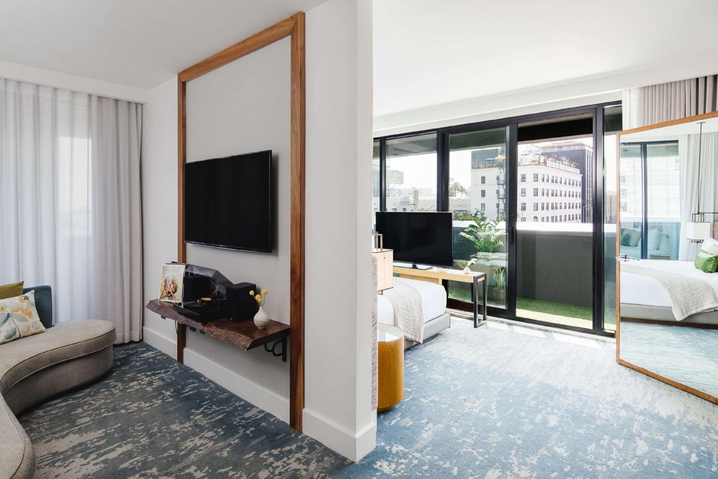 One-Bedroom King Suite Platinum with Balcony