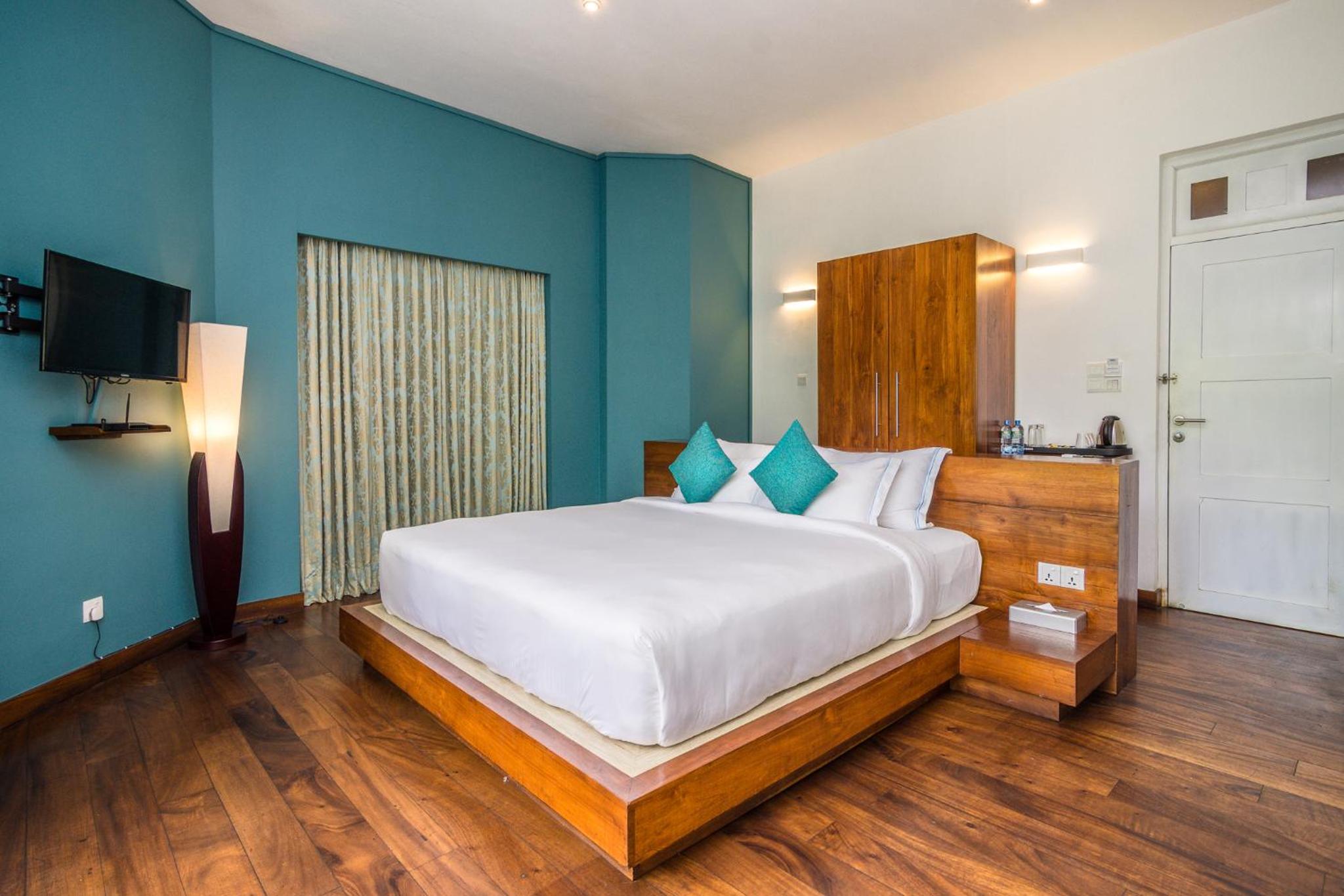 Suite with Lake View