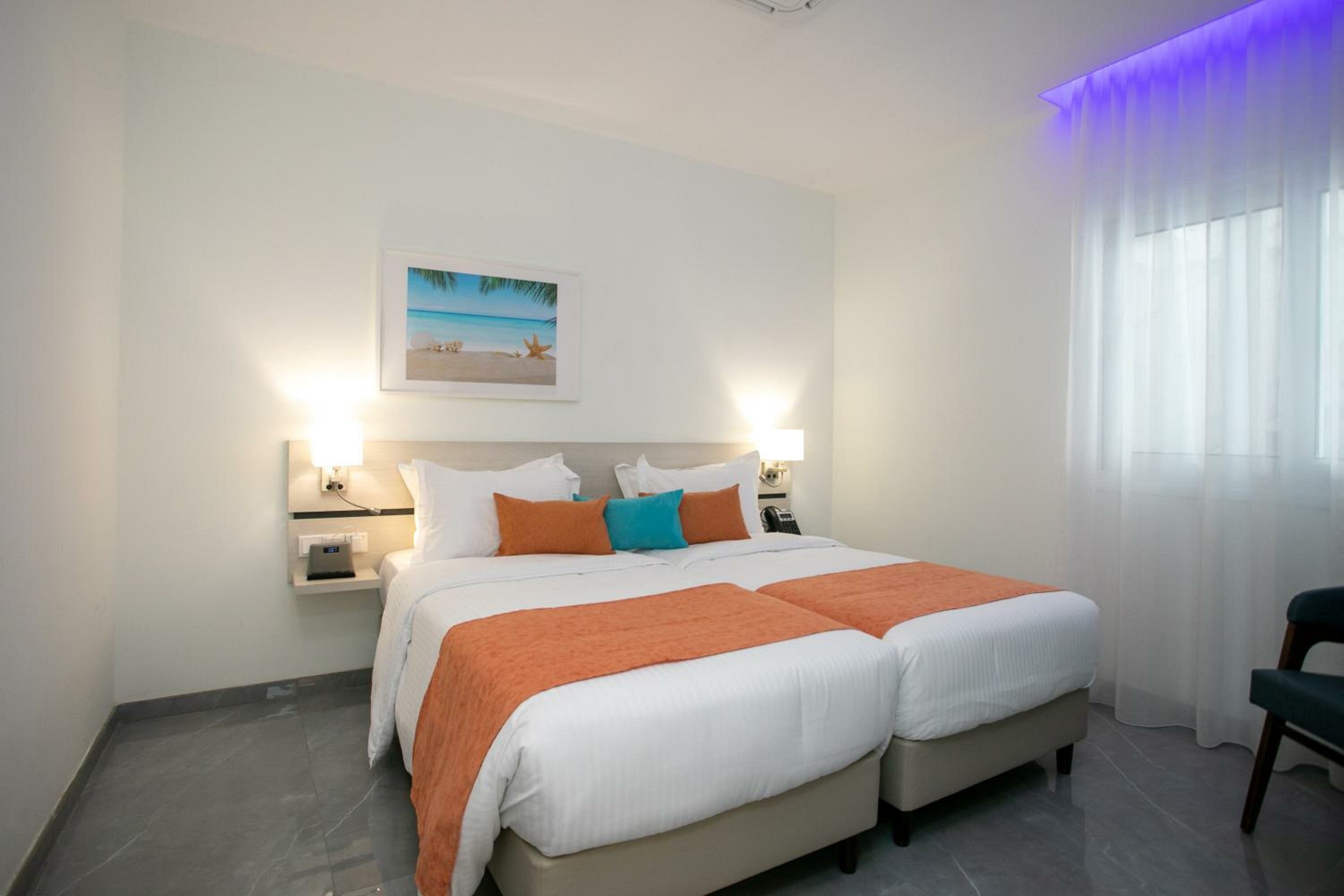 Suite with Queen Bed and Kitchen - Non-Smoking