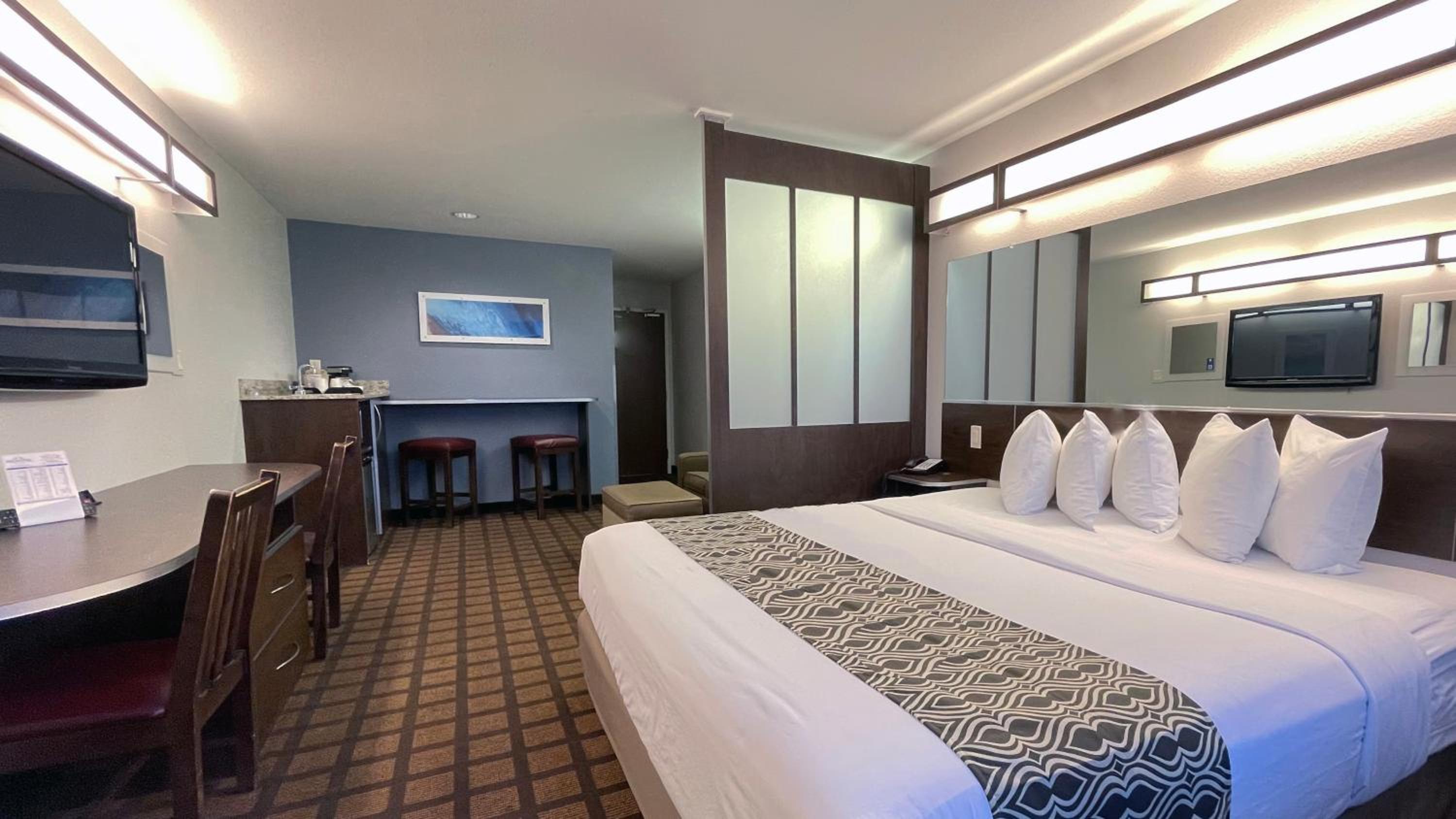 1 King Bed, Studio Suite, Non-Smoking