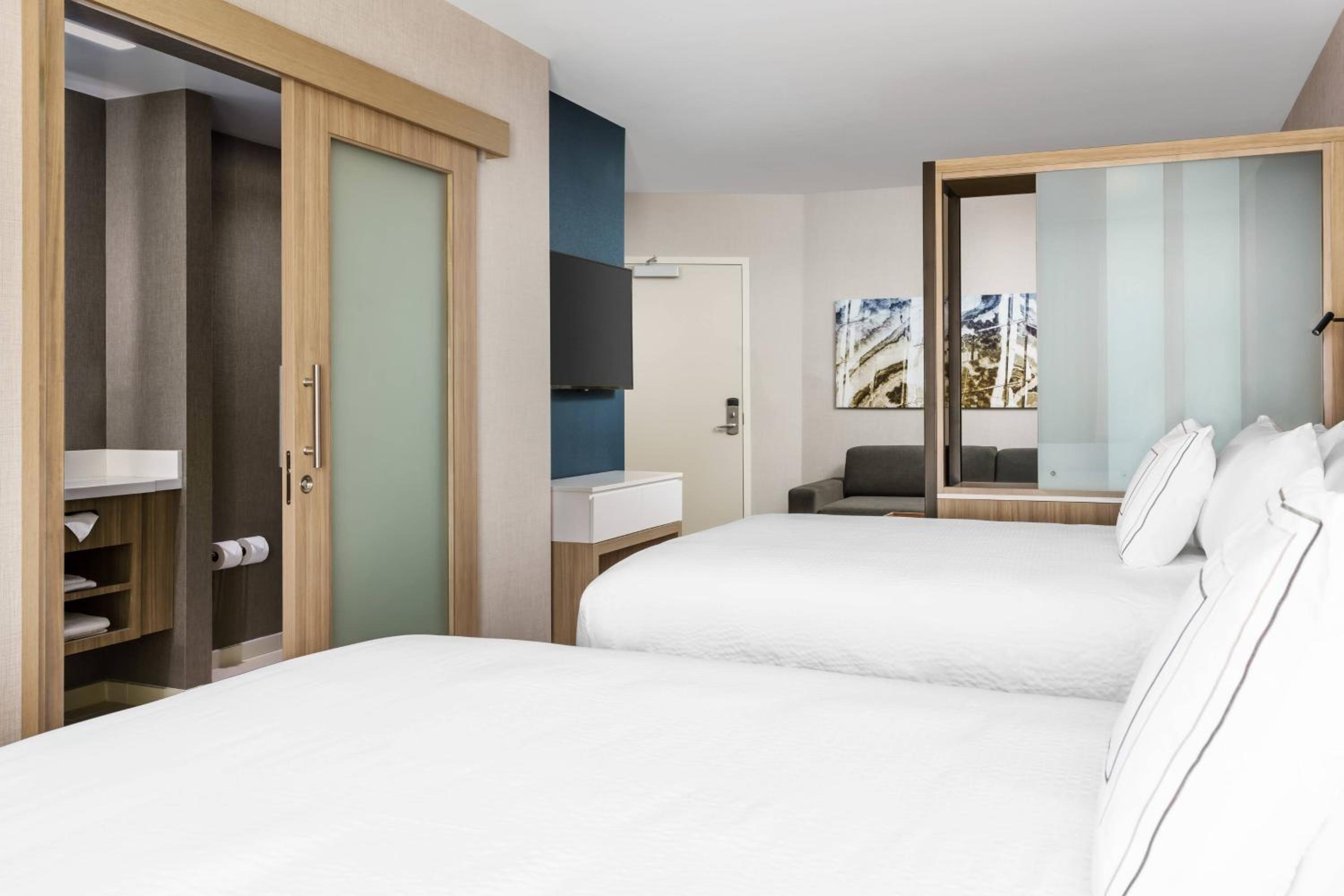 Queen Suite with Trundle Bed and Adapted Tub - Mobility and Hearing Accessible
