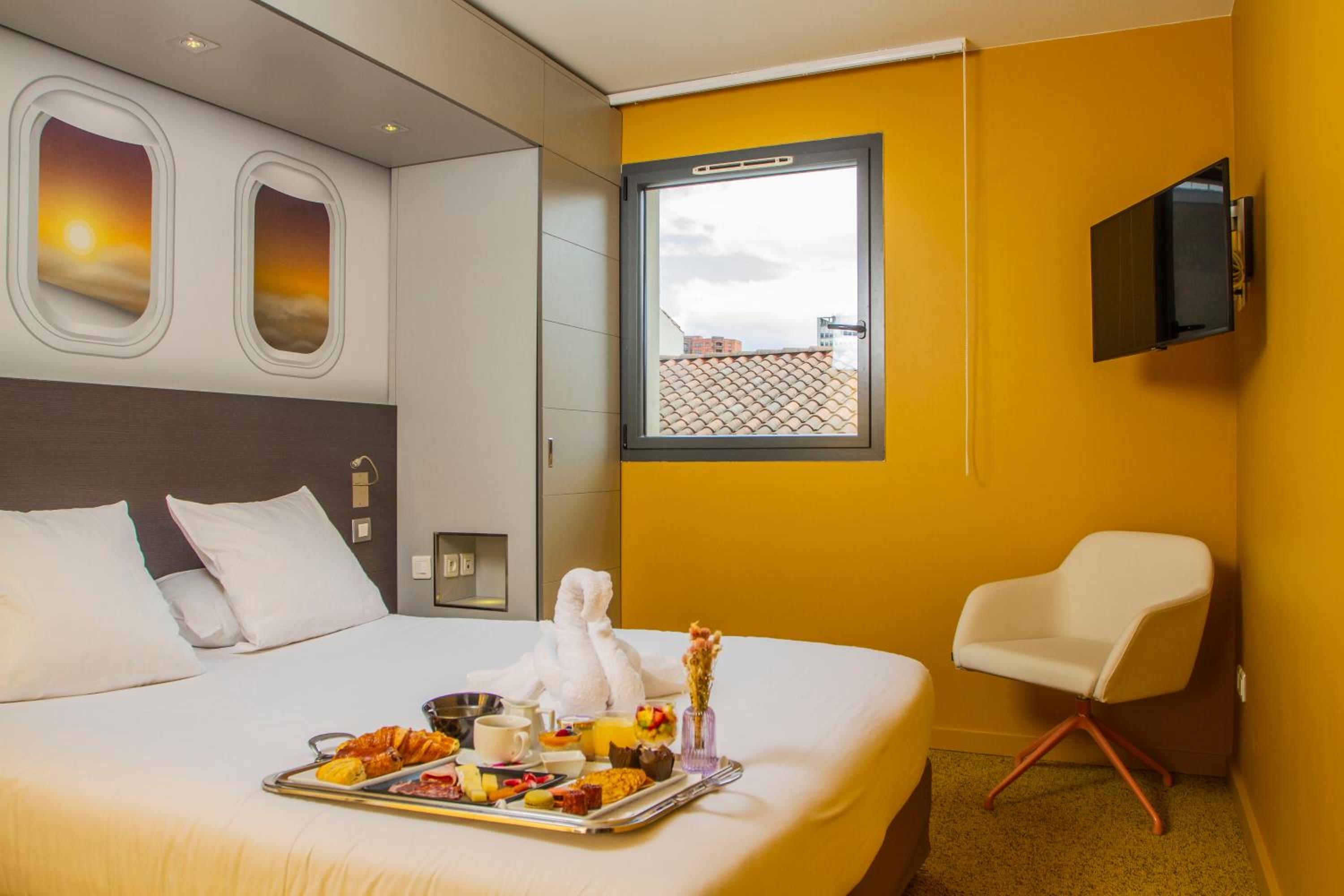 Two-Bedroom and Living Room with Sofa bed Apartment 