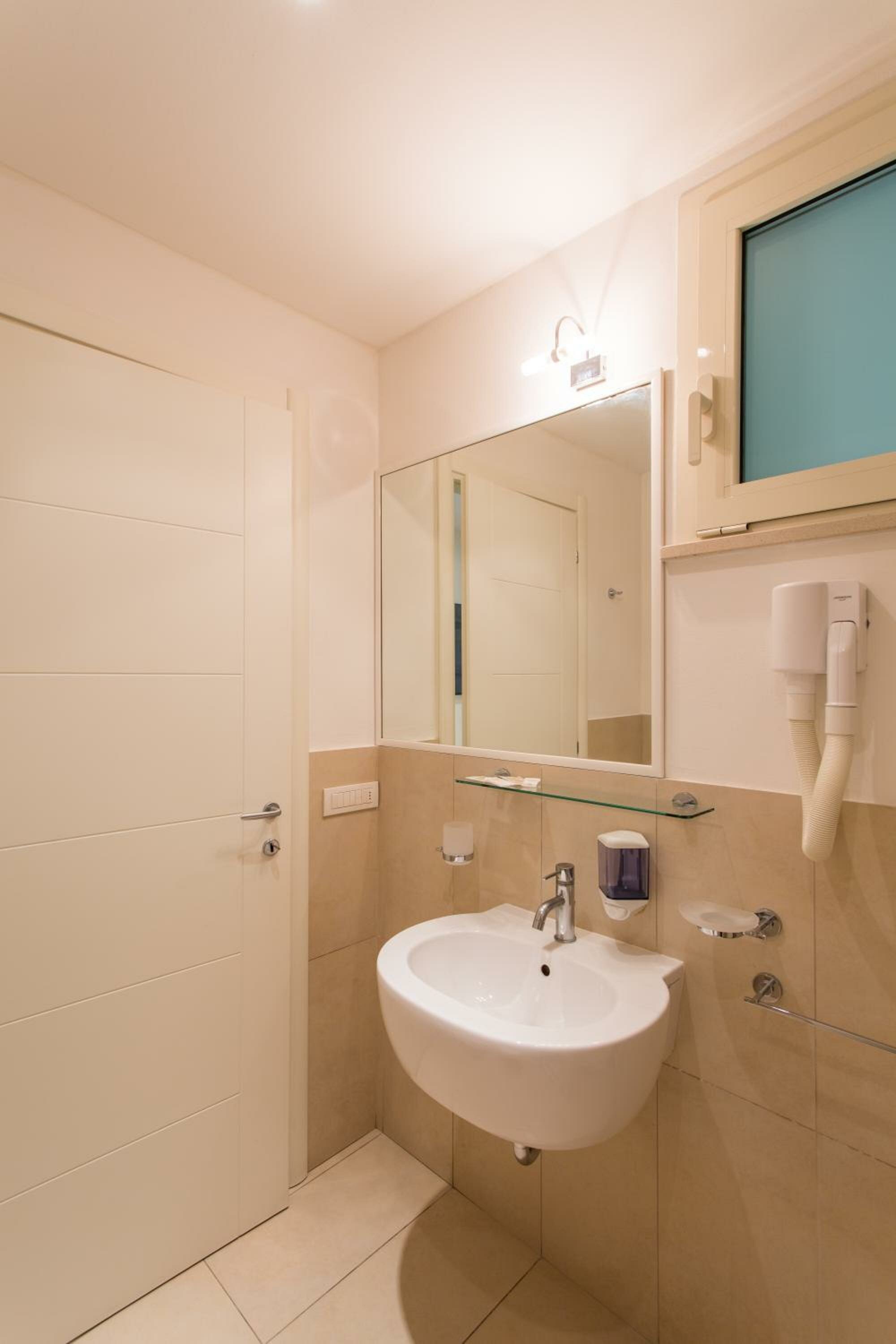 Apartment with 2 Private Bathrooms (5 Adults)