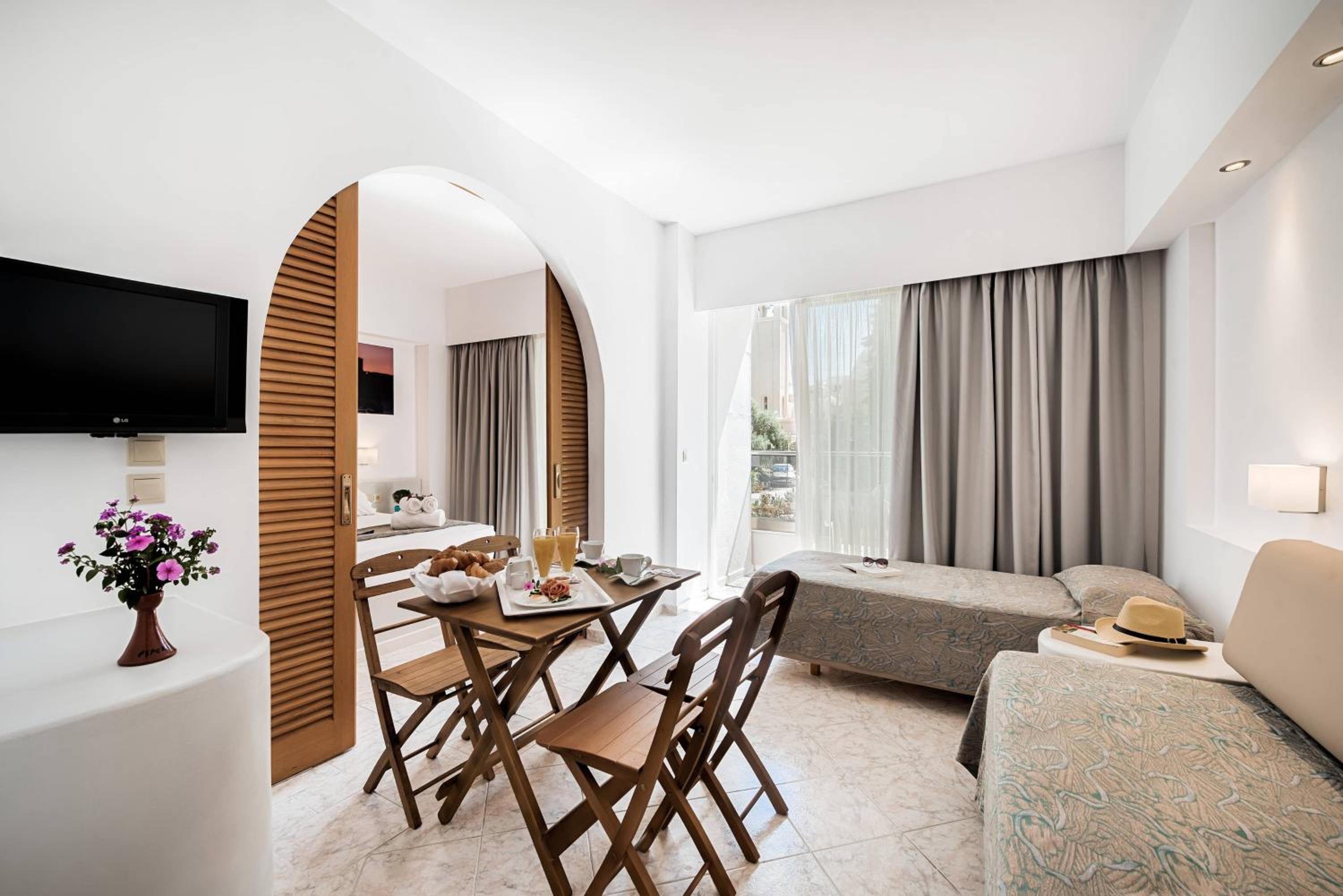 One-Bedroom Apartment (2-4) with Balcony