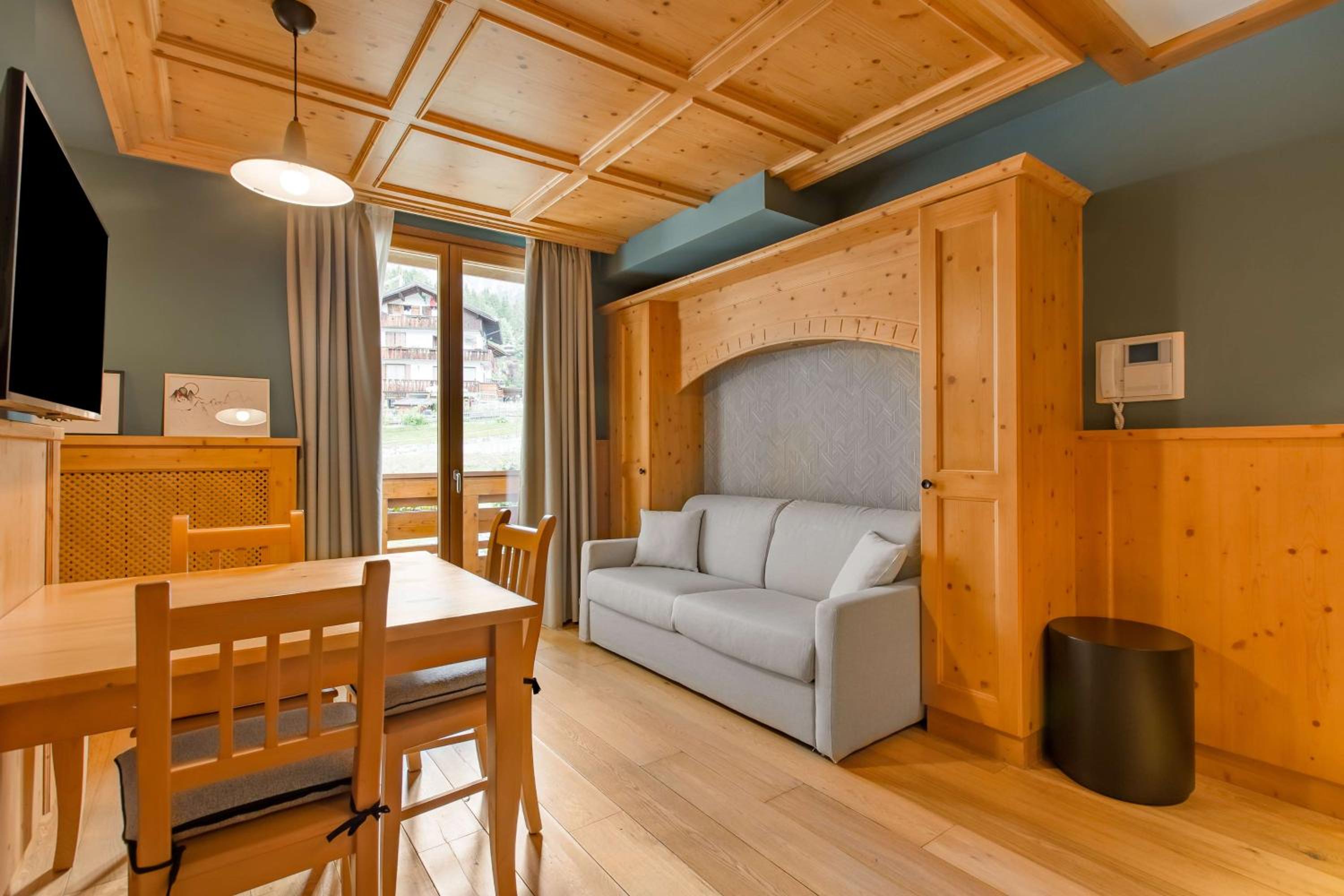 One-Bedroom Apartment with Cristallo Mountain View