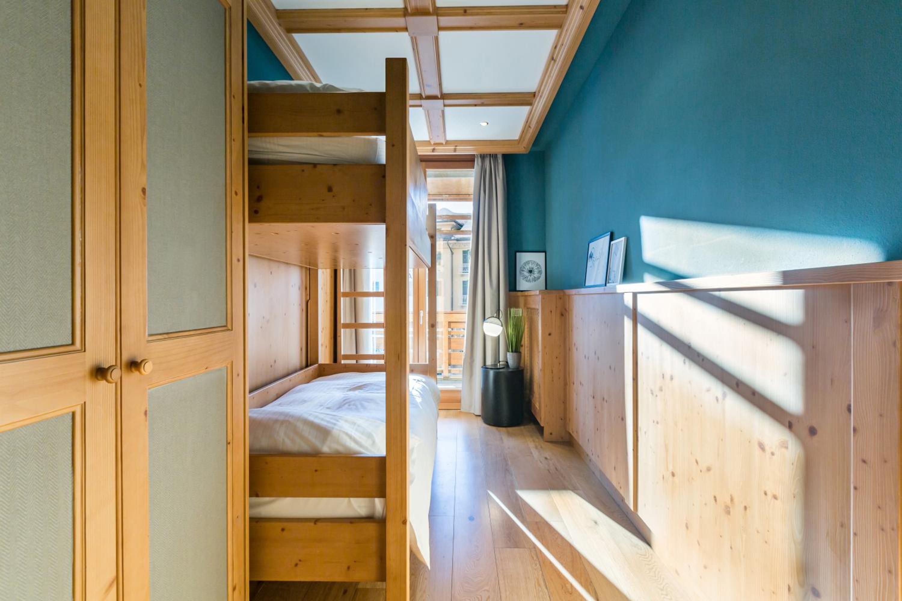 Two-Bedroom Apartment with Tofane Mountain View and Balcony