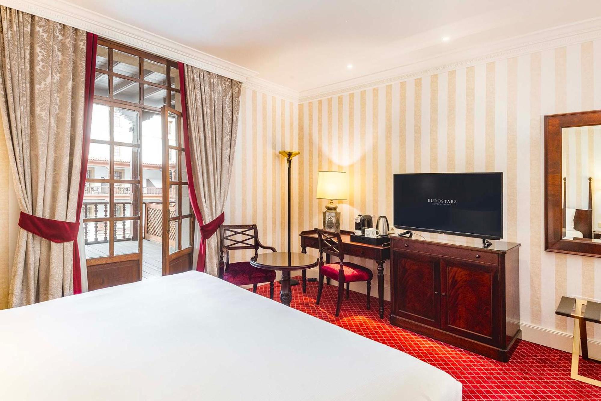 Premium Room with Terrace and views of the Patio de la Reina